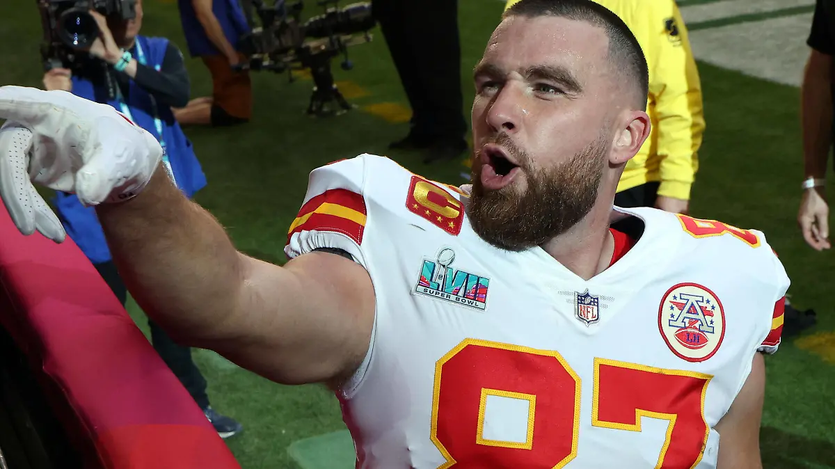 NFL, American Football Herren, USA Super Bowl LVII-Kansas City Chiefs vs Philadelphia Eagles Feb 12, 2023 Glendale, Arizona, US Kansas City Chiefs tight end Travis Kelce 87 leaves the field after warm ups before Super Bowl LVII against the Philadelphia Eagles at State Farm Stadium. Glendale State Farm Stadium Arizona US, EDITORIAL USE ONLY PUBLICATIONxINxGERxSUIxAUTxONLY Copyright: xBillxStreicherx 20230212_lbm_sq4_042