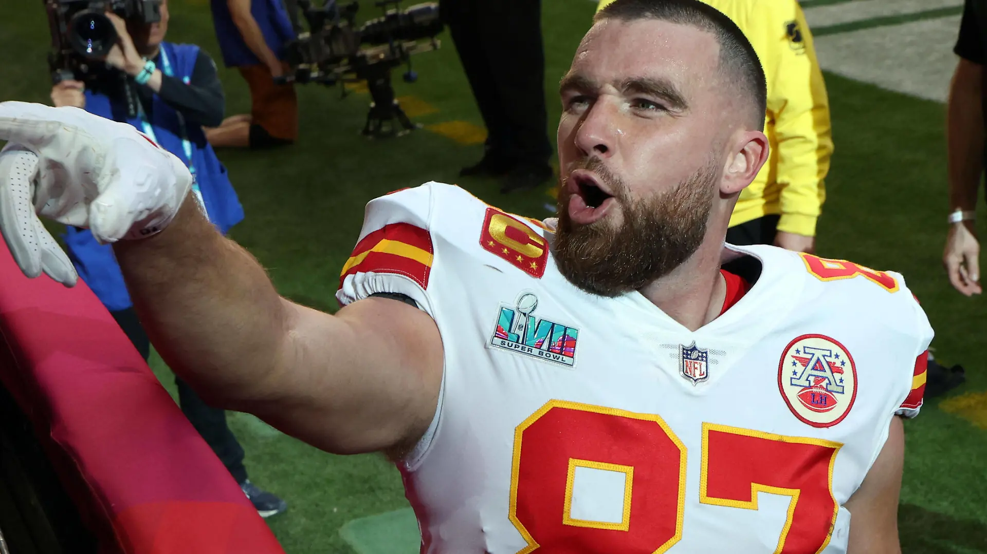 NFL, American Football Herren, USA Super Bowl LVII-Kansas City Chiefs vs Philadelphia Eagles Feb 12, 2023 Glendale, Arizona, US Kansas City Chiefs tight end Travis Kelce 87 leaves the field after warm ups before Super Bowl LVII against the Philadelphia Eagles at State Farm Stadium. Glendale State Farm Stadium Arizona US, EDITORIAL USE ONLY PUBLICATIONxINxGERxSUIxAUTxONLY Copyright: xBillxStreicherx 20230212_lbm_sq4_042