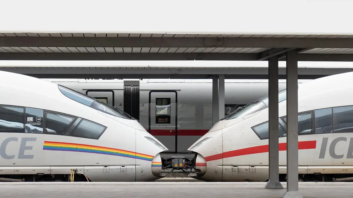 Ein ICE-Triebwagen im Hauptbahnhof München am 06. August 2023 Symbolbild Ein ICE-Triebwagen im Hauptbahnhof München am 06. August 2023 Symbolbild , *** An ICE railcar in the main station of Munich on 06 August 2023 symbol picture An ICE railcar in the main station of Munich on 06 August 2023 symbol picture ,