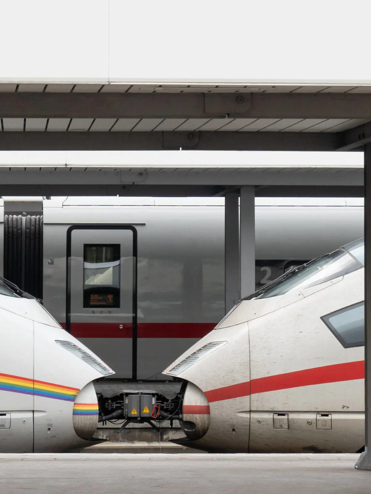Ein ICE-Triebwagen im Hauptbahnhof München am 06. August 2023 Symbolbild Ein ICE-Triebwagen im Hauptbahnhof München am 06. August 2023 Symbolbild , *** An ICE railcar in the main station of Munich on 06 August 2023 symbol picture An ICE railcar in the main station of Munich on 06 August 2023 symbol picture ,