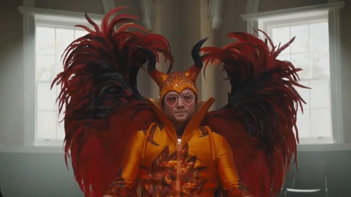 So schlägt sich Taron Egerton in „Rocketman“ Elton--John-Biopic