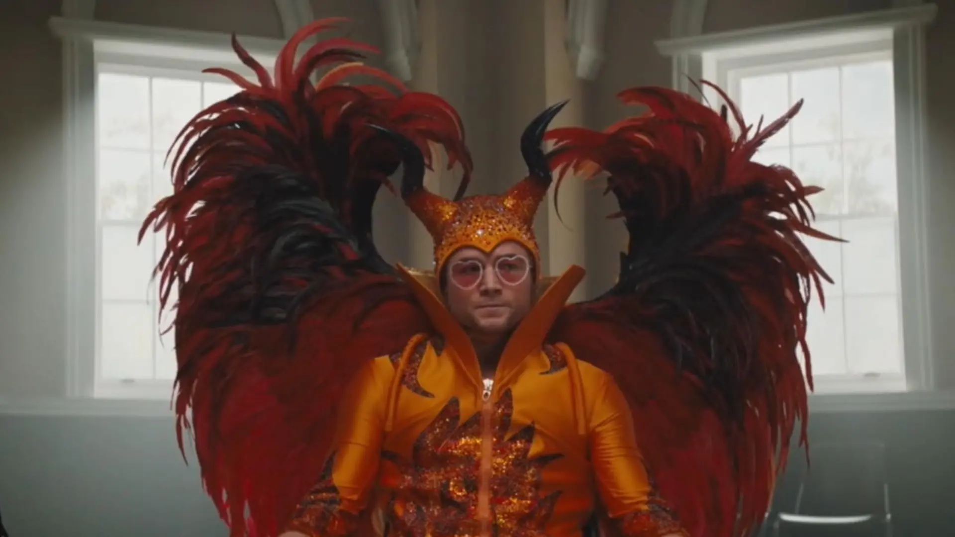 So schlägt sich Taron Egerton in „Rocketman“ Elton--John-Biopic