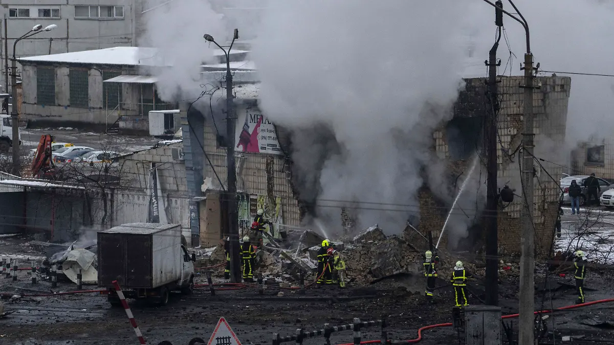 23.11.2022, Ukraine, Kiew: Feuerwehrleute des staatlichen ukrainischen Katastrophenschutzes löschen nach einem Raketenangriff ein Feuer. Bei neuen russischen Raketenangriffen auf Kiew und weitere Gebiete sind nach Angaben der Ukraine mehrere Menschen getötet worden, darunter ein Säugling in einem Krankenhaus. Foto: Evgeniy Maloletka/AP/dpa +++ dpa-Bildfunk +++