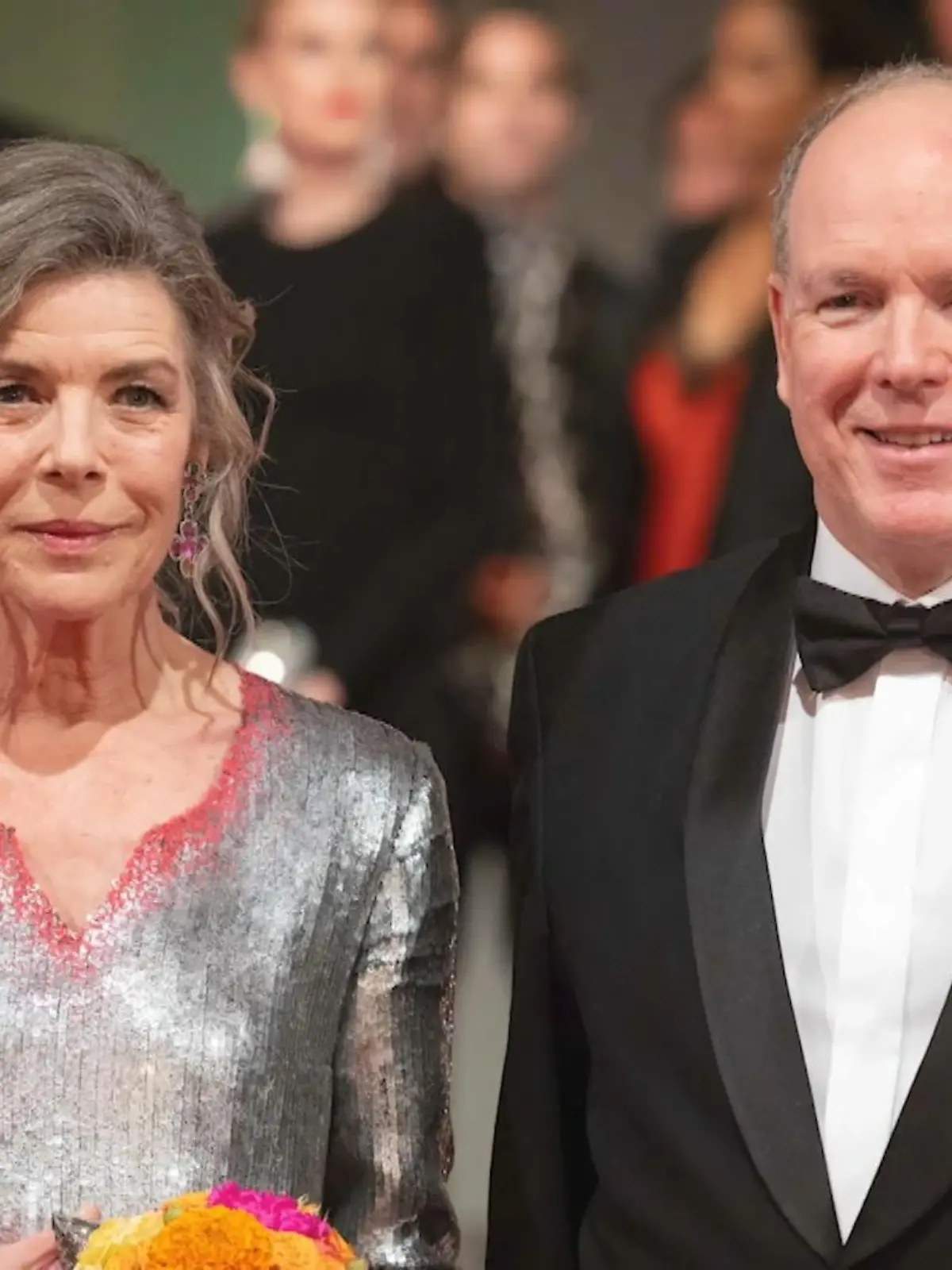 Bild zu: "Fürst Albert strahlt beim Rosenball in Monaco"