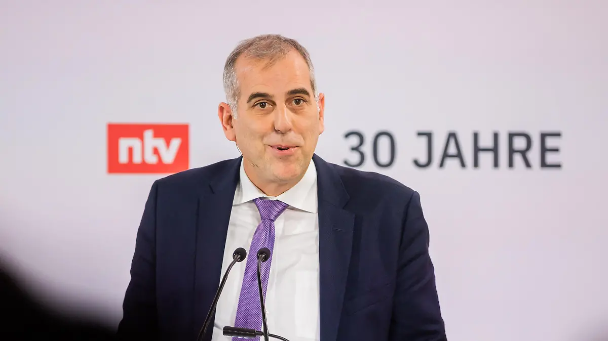 Stephan Schmitter, Geschäftsführer RTL NEWS und ntv, spricht bei einer Veranstaltung zum 30-jährigen Bestehen des Nachrichtensenders ntv in der Bertelsmann Repräsentanz.