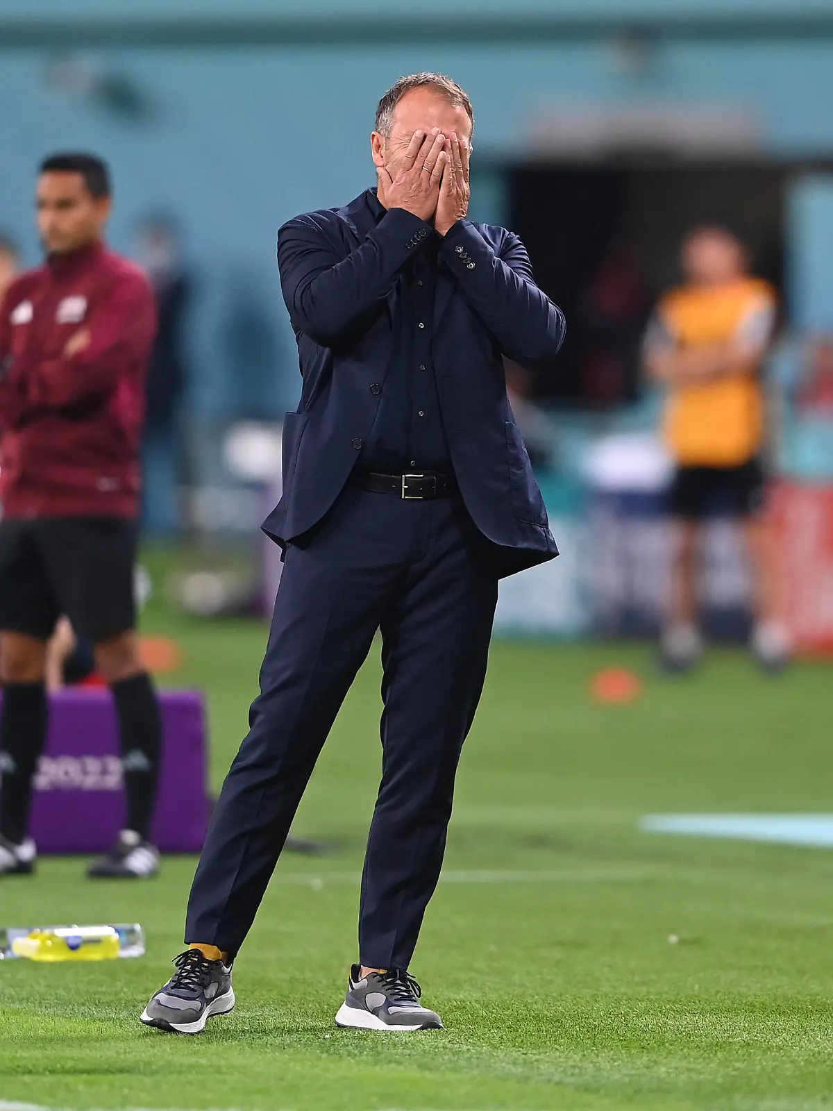 Sport Bilder des Tages FUSSBALL WM 2022 VORRUNDE GRUPPE C Deutschland - Japan 23.11.2022 Bundestrainer Hansi Flick Deutschland mag nicht hinschauen *** FUSSBALL WM 2022 VORRUNDE GRUPPE C Germany Japan 23 11 2022 national coach Hansi Flick Germany may not look