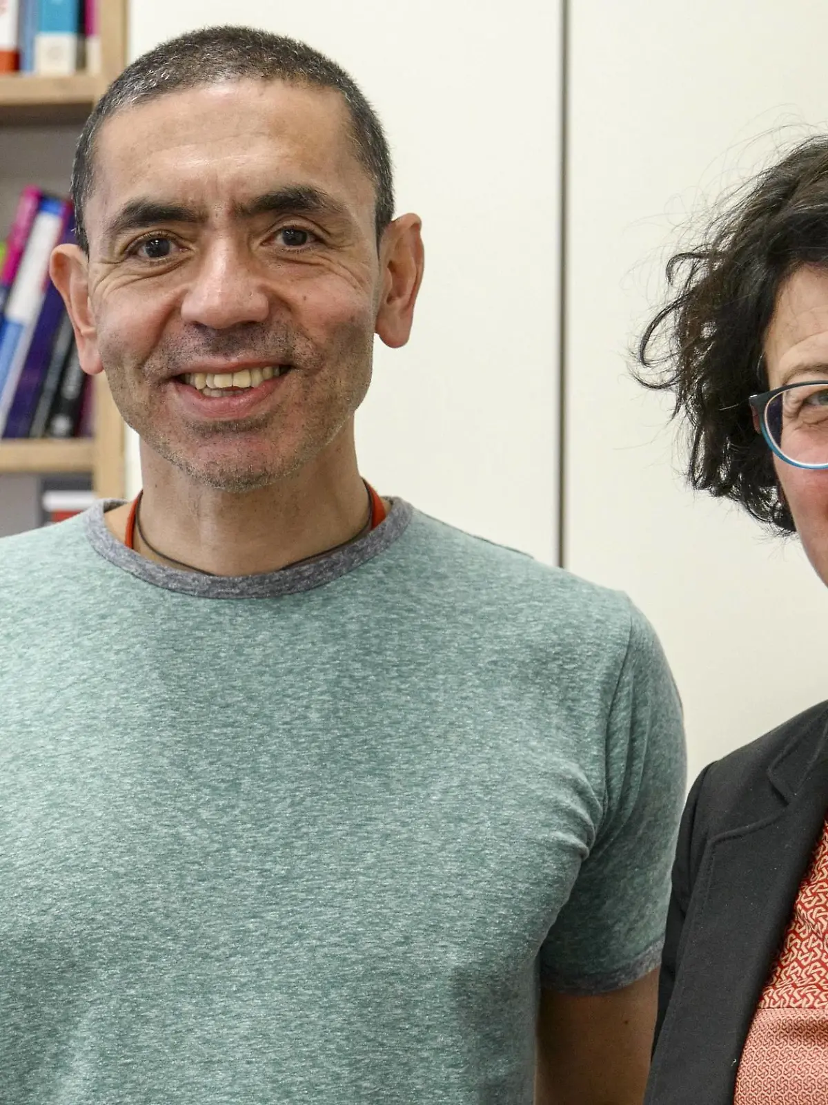  Prof. Dr. med. Ugur Sahin ist Wissenschaftler und verfügt über mehr als 60 unabhängige Patente in zahlreichen Bereichen wie Life Science und Biotechnologie und Dr. Özlem Türeci ist Medizinerin und hat über 20 Jahre Erfahrung in der Krebsforschung. Ihr Schwerpunkt liegt auf der Erforschung neuer immuntherapeutischer Wirkstoffe und der Entwicklung von Antikörpern und impfstoffbasierten Behandlungskonzepten für solide Tumore, Interview 02.05.2018 *** Prof Dr med Ugur Sahin is a scientist with more than 60 independent patents in a variety of fields, including life science and biotechnology. Dr Özlem Türeci is a physician with over 20 years of cancer research experience. Her focus is on research into new immunotherapeutic agents and development of Antibodies and Vaccine-Based Treatment Concepts for Solid Tumors Interview 02 05 2018