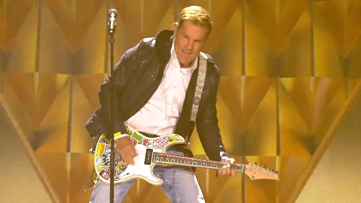 Dieter Bohlen rockt die Bühne im DSDS-Finale Mega Medley! Der DSDS-Poptitan ist back on stage