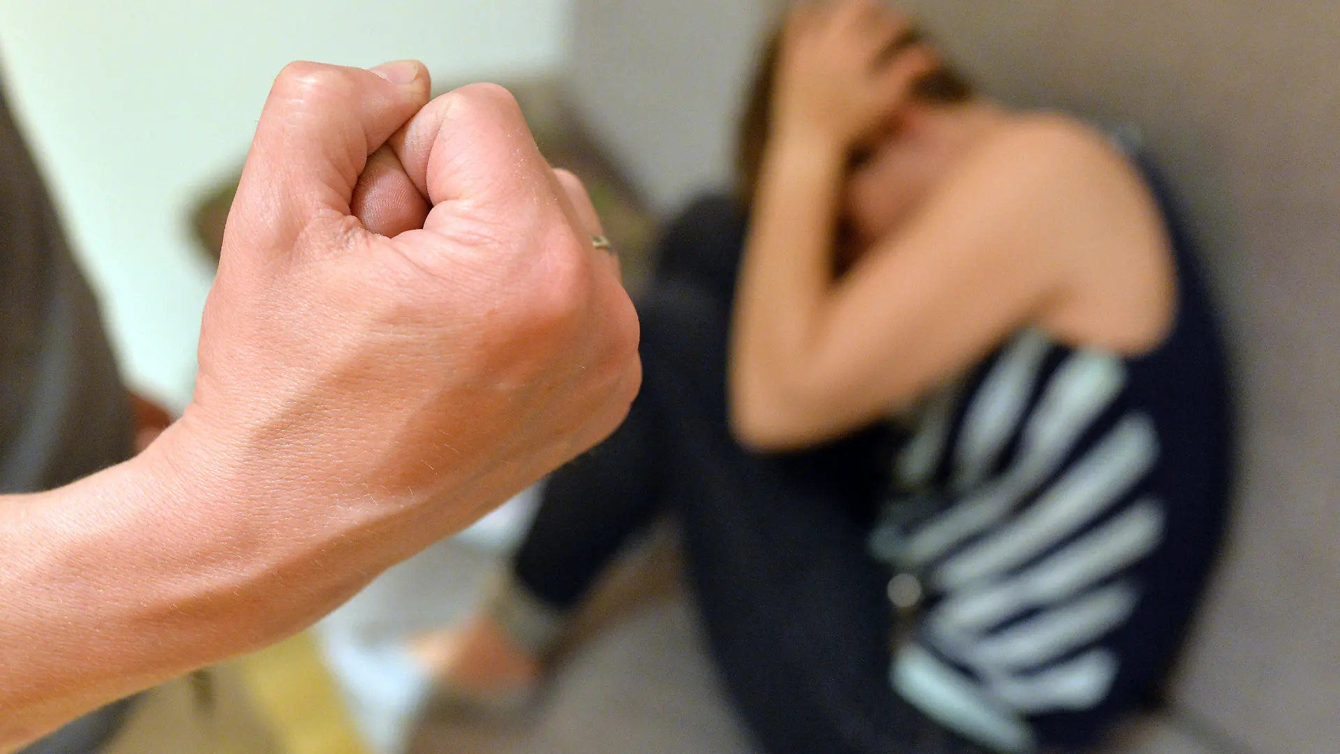 ACHTUNG: SPERRFRIST 24. NOVEMBER 10:01 UHR. - ARCHIV - 07.06.2016, Baden-Württemberg, Berlin: Eine Frau versucht, sich vor der Gewalt eines Mannes zu schützen (gestellte Szene). Die Zahl der angezeigten Gewalttaten unter Paaren und Ex-Partnern ist im vergangenen Jahr leicht gesunken. Laut einer aktuellen Statistik zur Partnerschaftsgewalt registrierten die Behörden 2020 bundesweit 143 016 Fälle, in denen ein aktueller oder ehemaliger Partner Gewalt ausübte oder dies versuchte. (zu dpa: "Gewalt in der Partnerschaft geht in Deutschland wieder leicht zurück") Foto: Maurizio Gambarini/dpa +++ dpa-Bildfunk +++