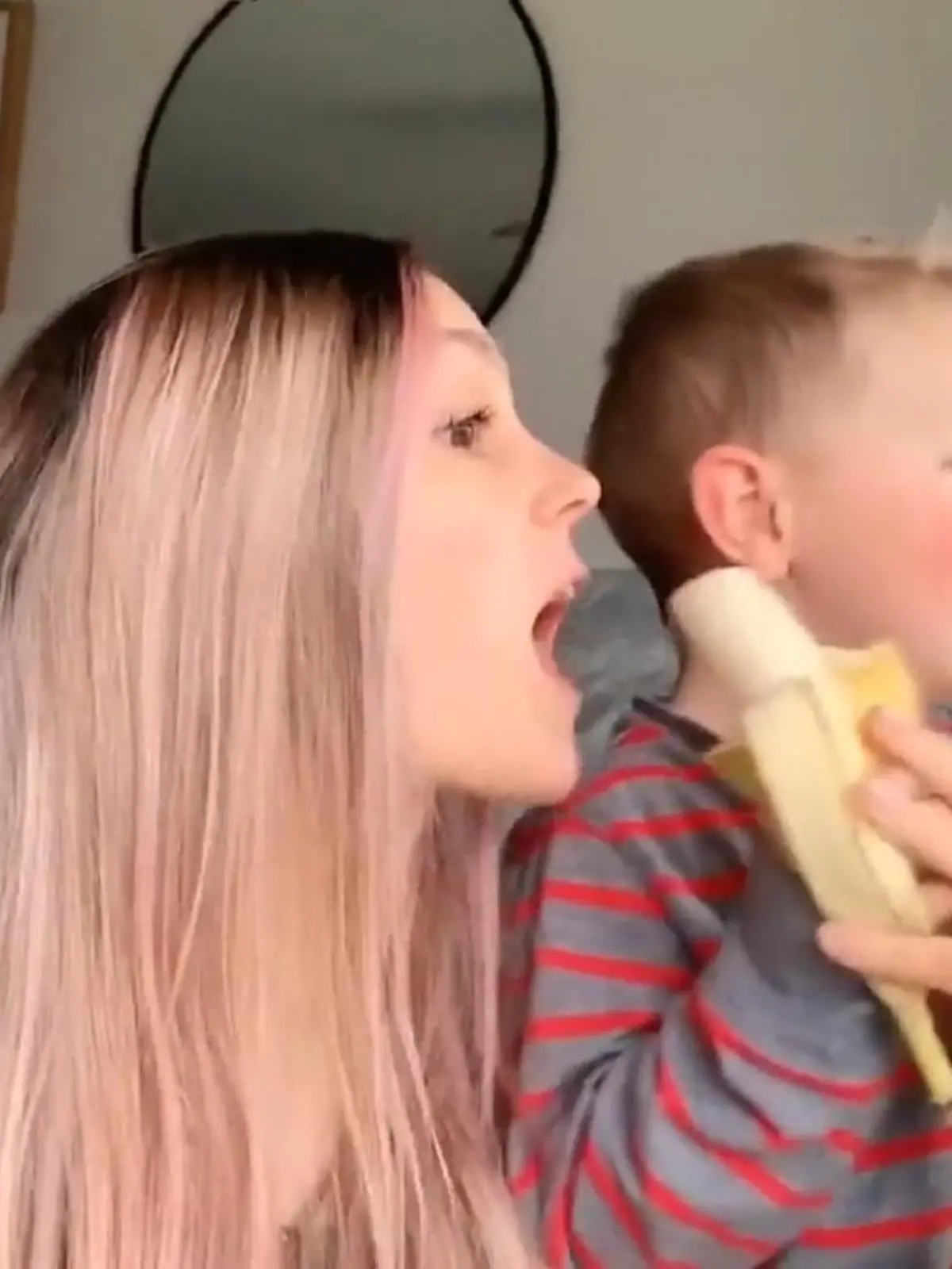 Haben Sie eigentlich Ihr Kind schon einmal veräppelt oder ausgetrickst? Ganz beliebt ist dabei, den Kids das Essen wegzuknabbern. Wie die Mutter in unserem Video, die die Banane ihres Sohnes einfach wegfuttert. Doch wehe, Sie werden dabei erwischt, denn dann ist die Erklärungsnot groß! Wir haben uns im Video einmal bei Eltern umgehört und bei einer Psychologin nachgefragt, wie sie zu den Tricksereien stehen.