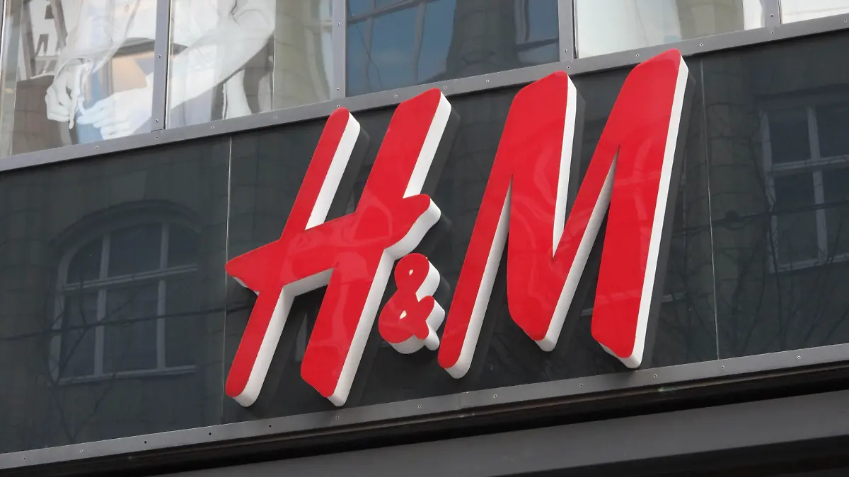 Die Corona Krise schlaegt jezt auch bei der Modekette H & M zu - 800 Mitarbeiter sollen entlassen werden Die Bilder zeigen die H & M Filiale Aussenansicht Logo in der Spitalerstrasse in Hamburg am 27.01.2021 Immer mehr Unternehmen kommen wegen der Corona Pandemie und den daraus resultierenden Ladenschliessungen in witrtschaftliche Bedraengnis