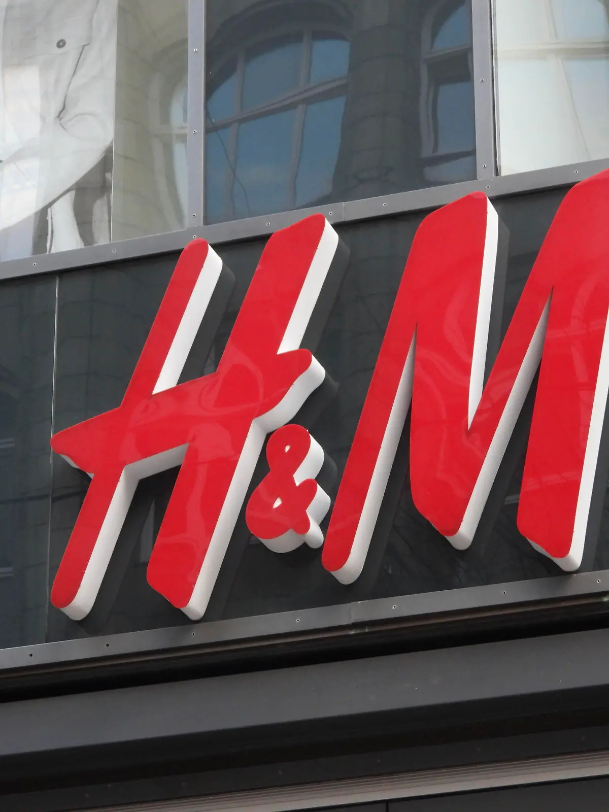 Die Corona Krise schlaegt jezt auch bei der Modekette H & M zu - 800 Mitarbeiter sollen entlassen werden Die Bilder zeigen die H & M Filiale Aussenansicht Logo in der Spitalerstrasse in Hamburg am 27.01.2021 Immer mehr Unternehmen kommen wegen der Corona Pandemie und den daraus resultierenden Ladenschliessungen in witrtschaftliche Bedraengnis