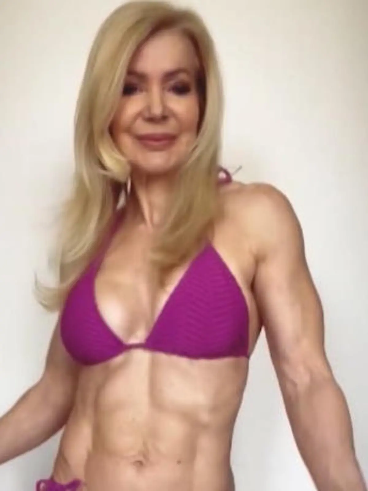Sixpack mit 65 Jahren! Lesley Maxwell ist 65 Jahre alt und eine echte Fitness-Queen – und das alles dank ihrer Scheidung. Mehr zu ihr sehen Sie im Video.