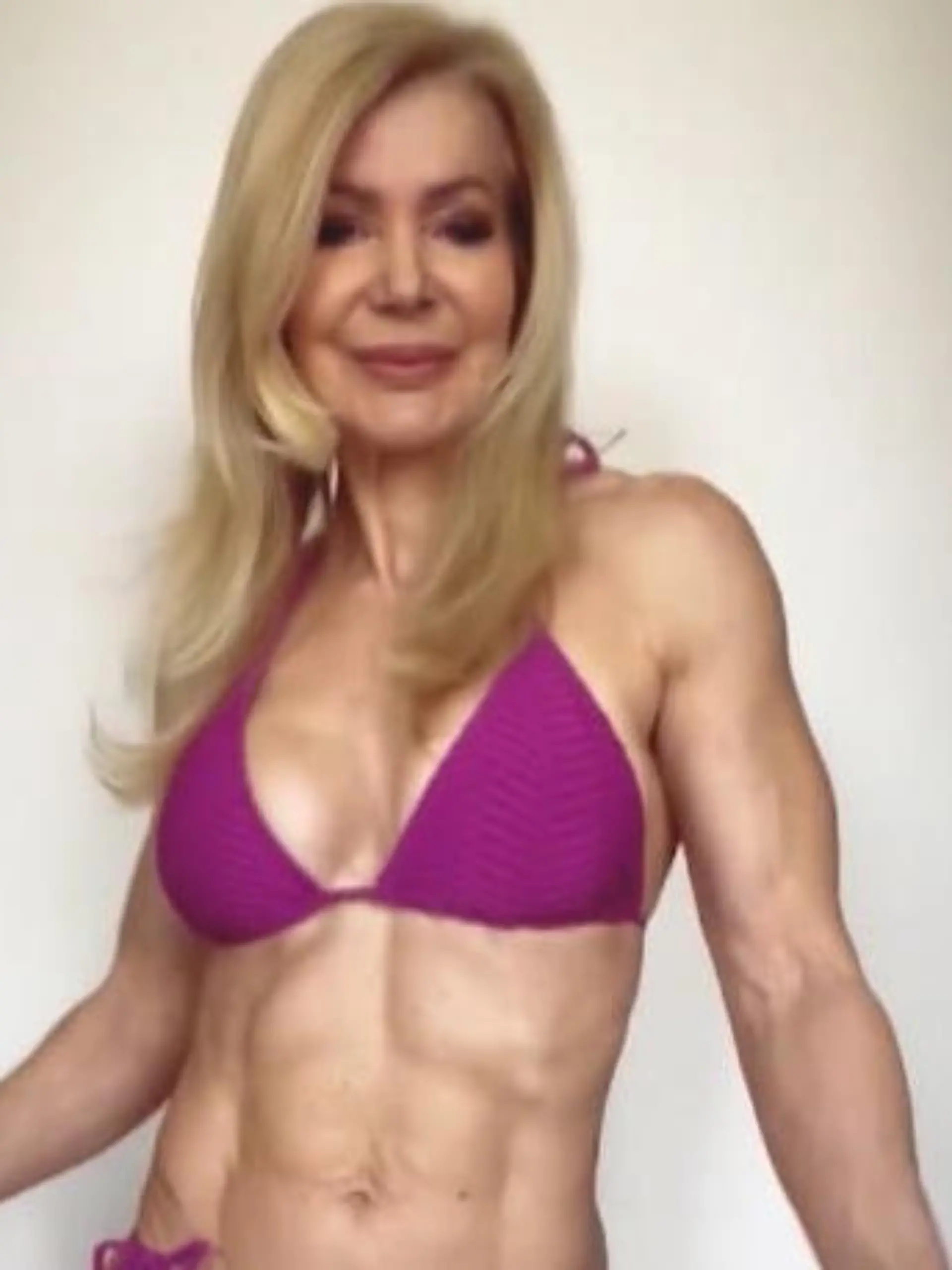 Sixpack mit 65 Jahren! Lesley Maxwell ist 65 Jahre alt und eine echte Fitness-Queen – und das alles dank ihrer Scheidung. Mehr zu ihr sehen Sie im Video.