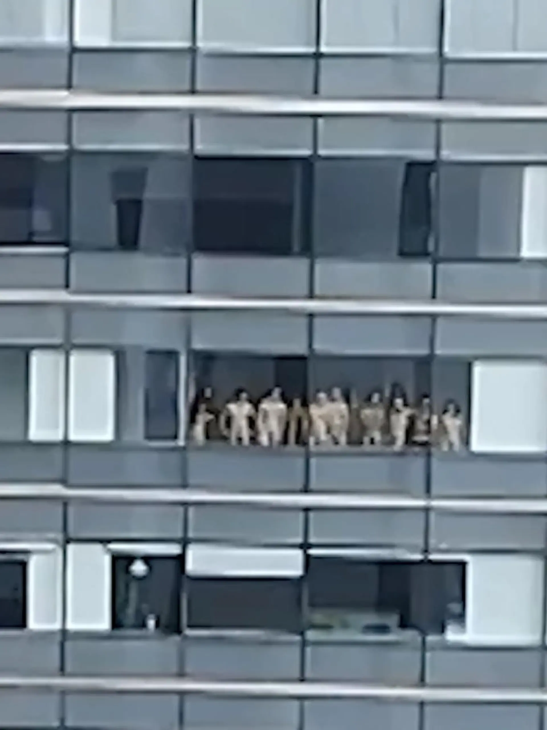 Elf Männer und Frauen posieren an einer Fensterfassade in einem Hochhaus in MedellÍn in Kolumbien. Eine Person filmt die Aktion von einem gegenüberliegenden Haus. Warum die Freiheitsliebenden nackt vor dem Fenster posieren, ist allerdings nicht bekannt. Die Aktion Anfang September soll jedenfalls nicht die erste gewesen sein.