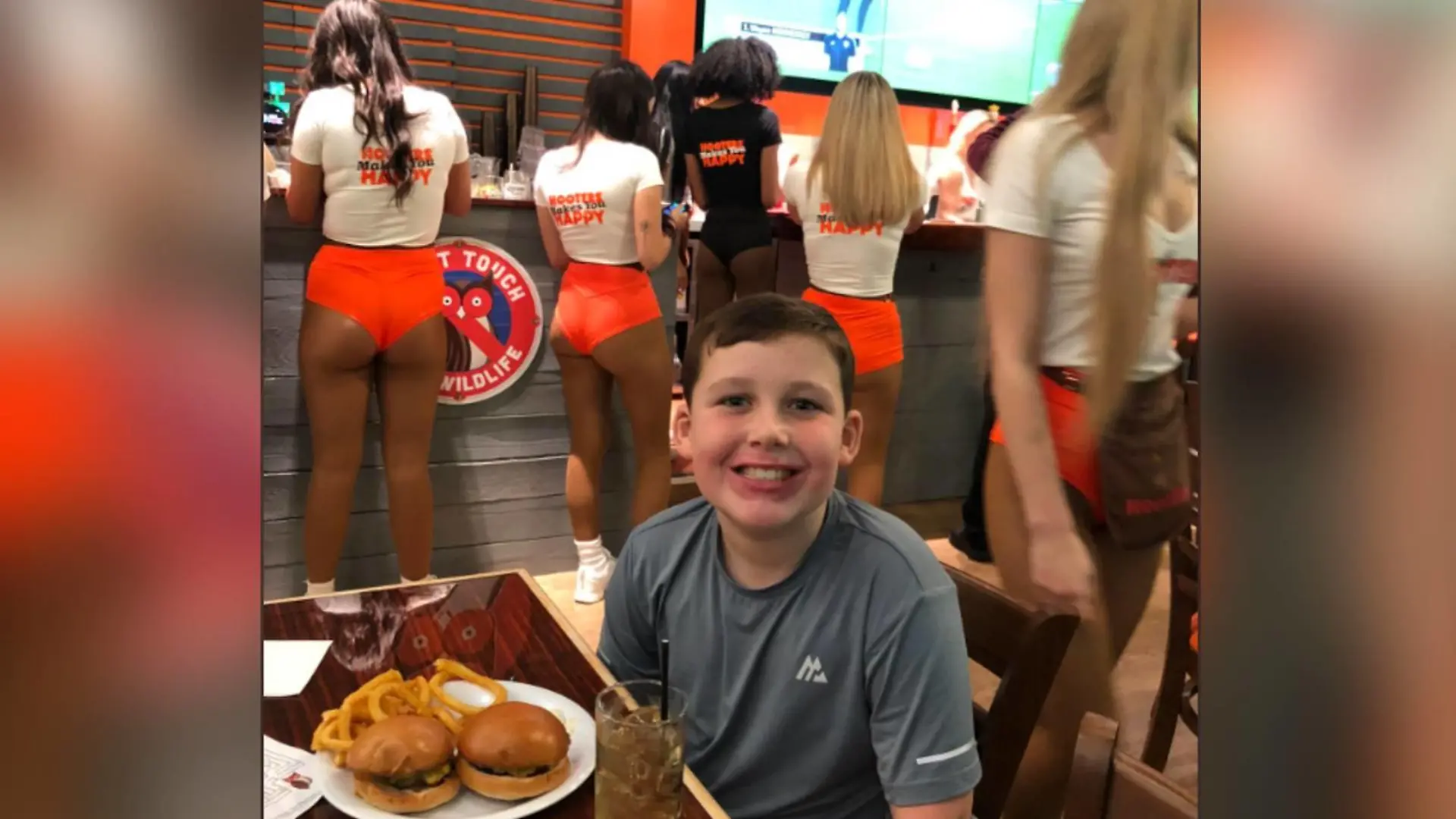 Mann nimmt Sohn mit zu Hooters.
