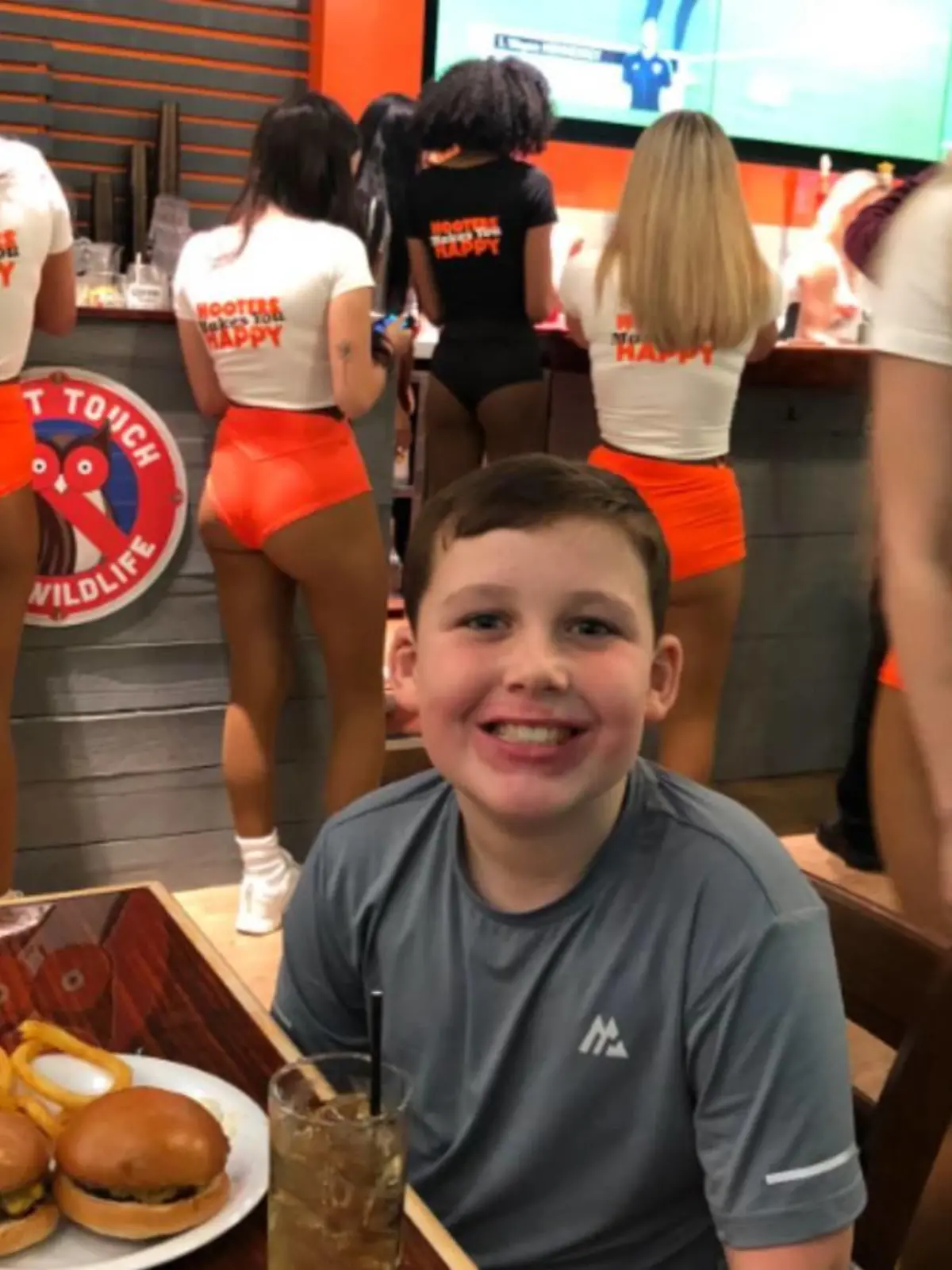 Mann nimmt Sohn mit zu Hooters.