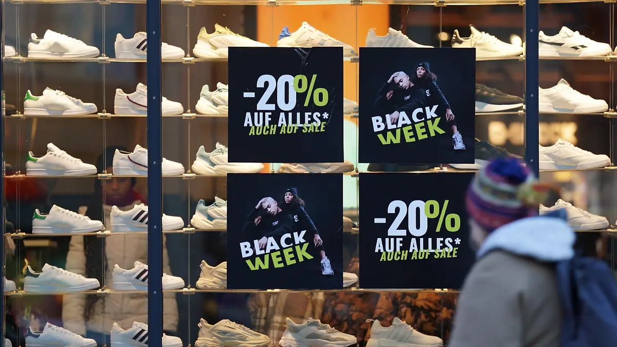 21.11.2022, Hamburg: Ein Plakat mit der Aufschrift ·Black Week· hängt in einem Schaufenster eines Geschäfts in der Innenstadt. Am 25. November ist "Black Friday", der Handel wirbt wieder mit Angeboten. Foto: Marcus Brandt/dpa +++ dpa-Bildfunk +++