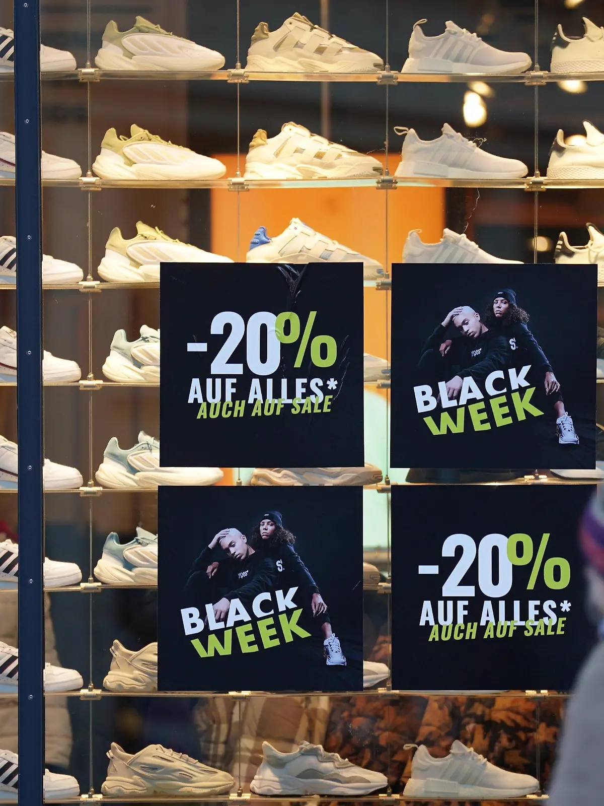 21.11.2022, Hamburg: Ein Plakat mit der Aufschrift ·Black Week· hängt in einem Schaufenster eines Geschäfts in der Innenstadt. Am 25. November ist "Black Friday", der Handel wirbt wieder mit Angeboten. Foto: Marcus Brandt/dpa +++ dpa-Bildfunk +++