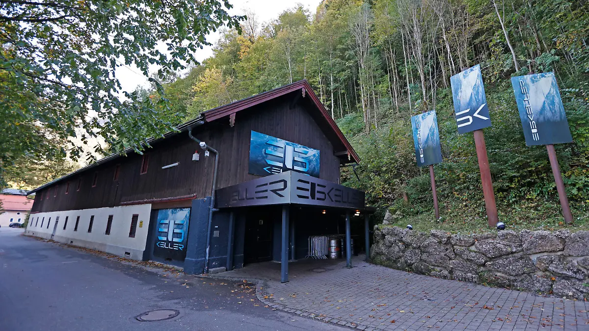 ARCHIV - 04.10.2022, Bayern, Aschau: Der Musikclub «Eiskeller». Dieses Lokal hatte eine 23 Jahre alte Studentin vor ihrem gewaltsamen Tod Anfang Oktober 2022 besucht. Nun hat die Polizei nach wochenlanger Fahndung einen Tatverdächtigen gefasst. (zu dpa «Polizei fasst Verdächtigen nach gewaltsamem Tod von Studentin in Aschau») Foto: Uwe Lein/dpa +++ dpa-Bildfunk +++