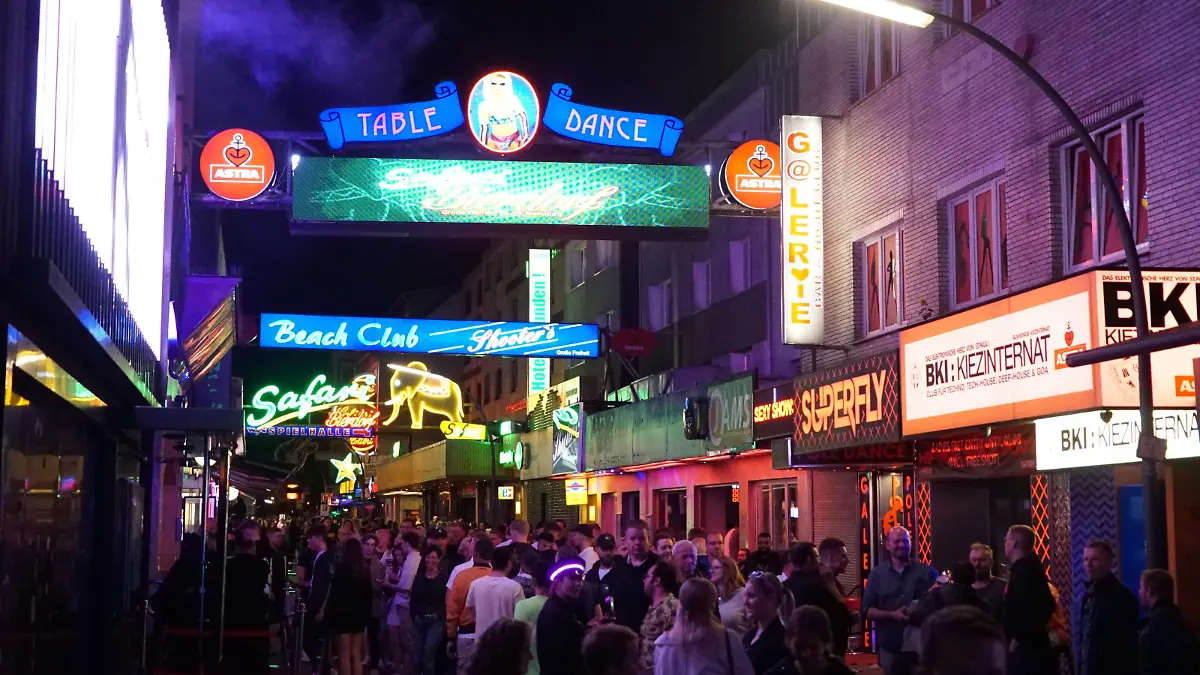 Hamburg - Die neuen Energiesparvorgaben verbieten Leuchtwerbung ab 22 Uhr. Um Energie zu sparen sollen sämtliche Betriebe in Hamburg wie Clubs, Theater, Kinos, Bars, Tankstellen und der Einzelhandel ihre Außenwerbung mit Wechsellicht ab 22:00 Uhr einstellen. Auf der Reeperbahn gäbe es viele solcher Anlagen, die ausgeschaltet werden müssten.Doch Gastronomie, Handel und viele Clubbesitzer auf St. Pauli reagieren nicht.