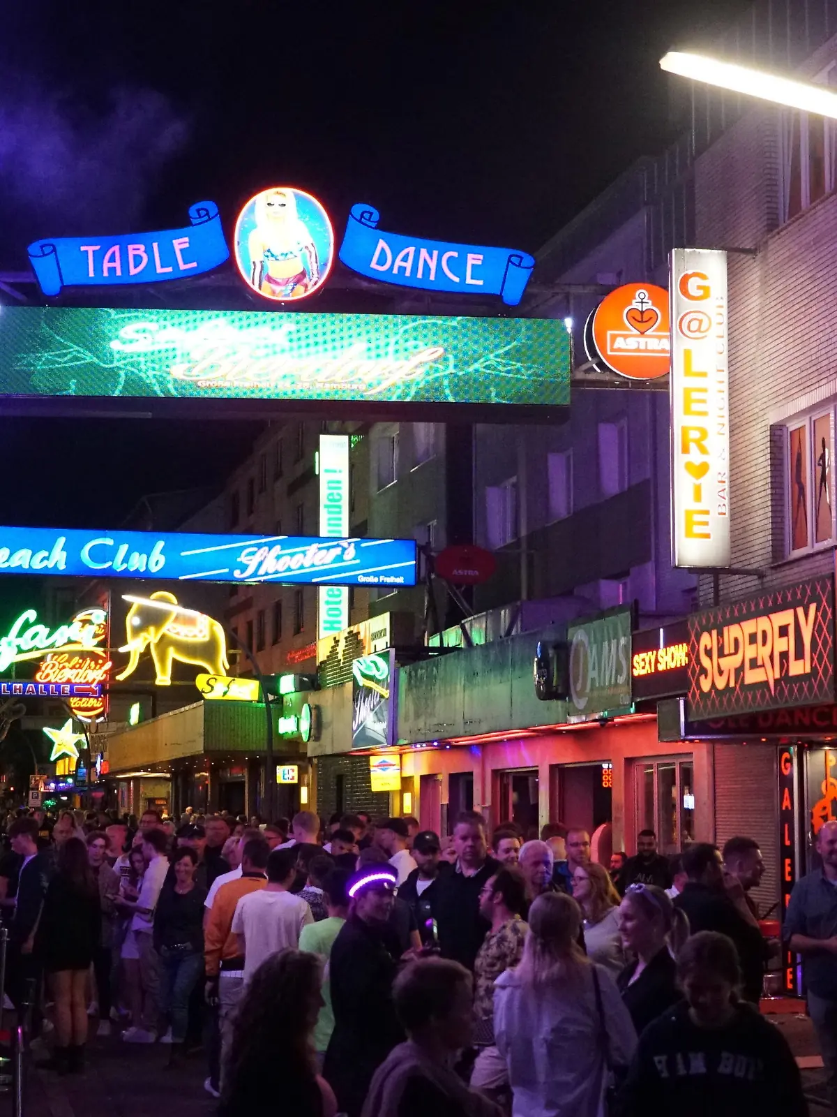 Hamburg - Die neuen Energiesparvorgaben verbieten Leuchtwerbung ab 22 Uhr. Um Energie zu sparen sollen sämtliche Betriebe in Hamburg wie Clubs, Theater, Kinos, Bars, Tankstellen und der Einzelhandel ihre Außenwerbung mit Wechsellicht ab 22:00 Uhr einstellen. Auf der Reeperbahn gäbe es viele solcher Anlagen, die ausgeschaltet werden müssten.Doch Gastronomie, Handel und viele Clubbesitzer auf St. Pauli reagieren nicht.