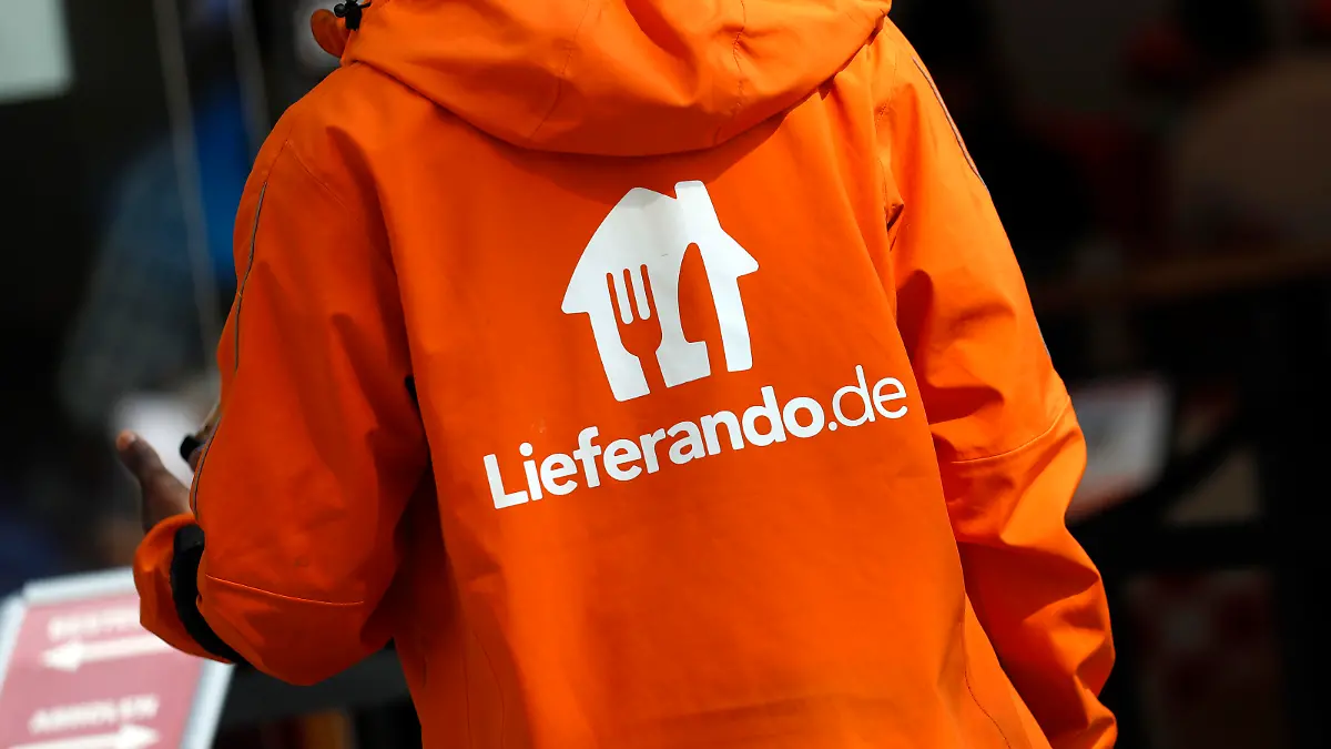 Ein Mitarbeiter des Lieferdienstes Lieferando mit der typischen Lieferando-Kleidung in der Kölner Innnestadt. Der Konzern steht in der Kritik, da er detaillierte Tracking-Daten seiner Mitarbeiter über die Lieferando-App Scoober überwachen soll. Das ergaben Recherchen des Bayerischen Rundfunks. (Themenbild, Symbolbild) Köln, 11.06.2021