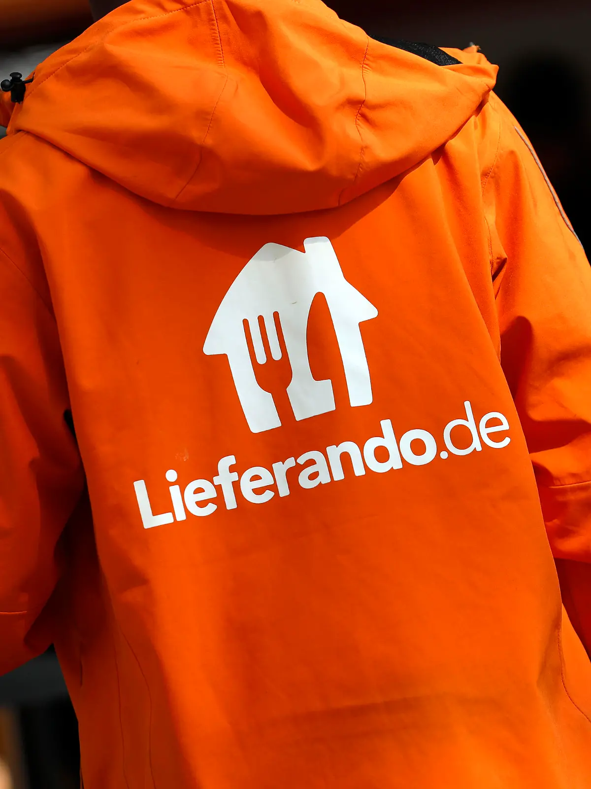 Ein Mitarbeiter des Lieferdienstes Lieferando mit der typischen Lieferando-Kleidung in der Kölner Innnestadt. Der Konzern steht in der Kritik, da er detaillierte Tracking-Daten seiner Mitarbeiter über die Lieferando-App Scoober überwachen soll. Das ergaben Recherchen des Bayerischen Rundfunks. (Themenbild, Symbolbild) Köln, 11.06.2021