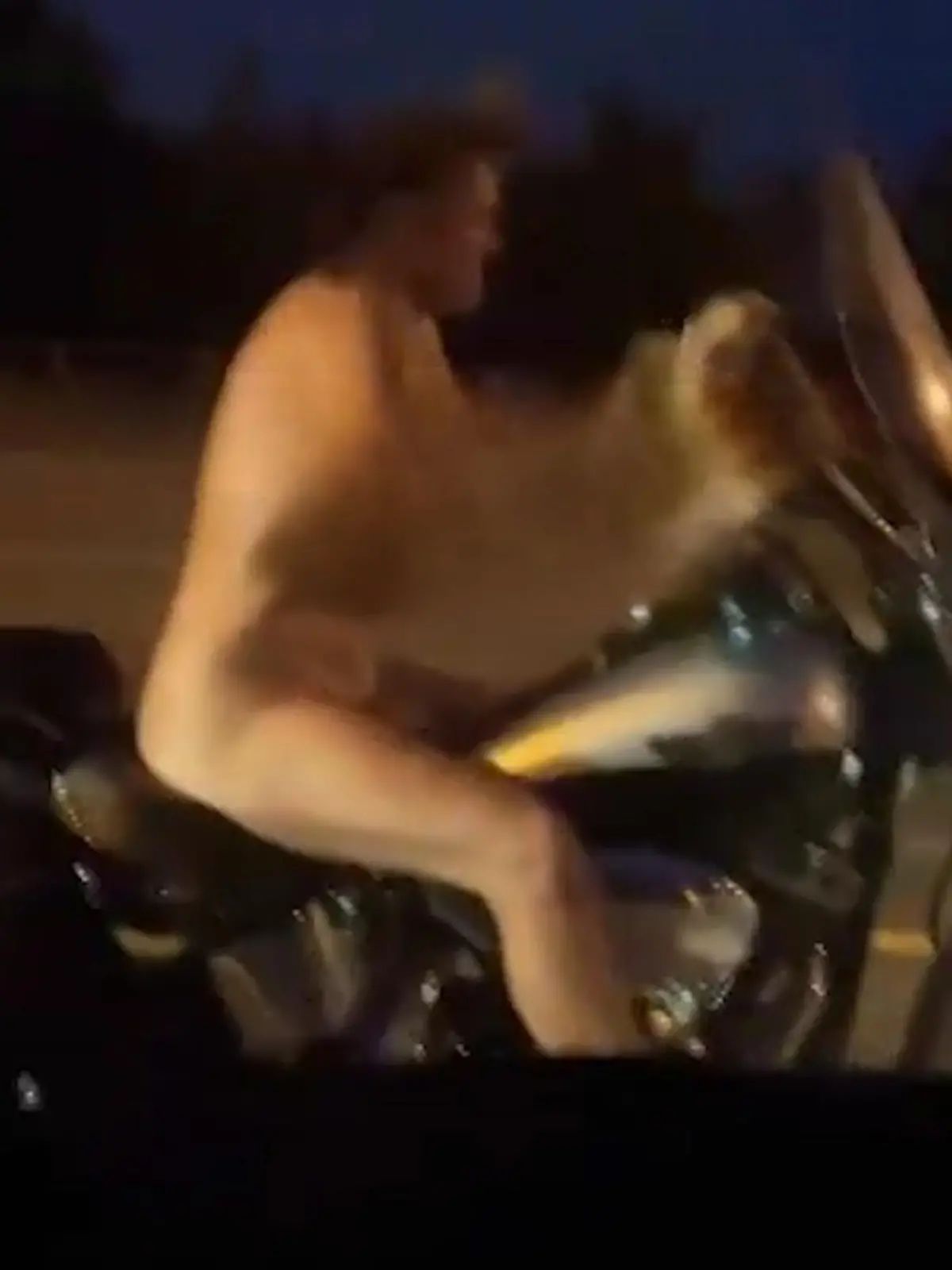 Auf dem Nachhauseweg dachte Tiffany Khoudali aus Florida, dass die ältere Dame auf dem Motorrad vor ihr hautfarbene Leggins trägt. Sie lag falsch - denn die Dame trug lediglich ihr Adamskostüm. Ob sie den Fahrtwind besonders toll fand, oder die Schutzkleidung in der Wäsche war, ist unklar.