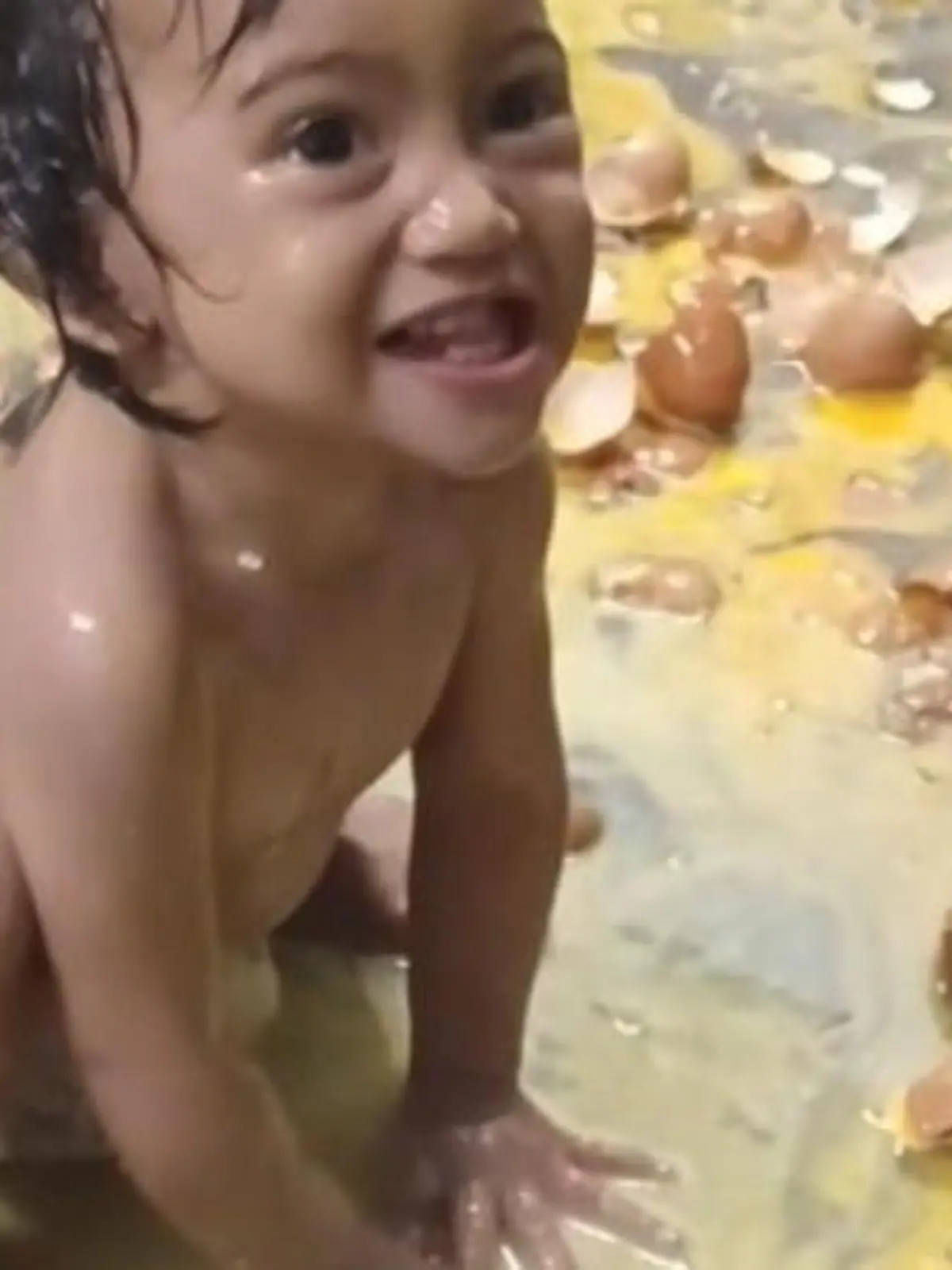 In Malaysia hat dieser kleine Junge eine Riesen-Sauerei angestellt! Seine Mutter hat nur zehn Minuten nicht aufgepasst - da saß der Kleine schon im zerstörten Eier-Berg. Das sehen Sie im Video.