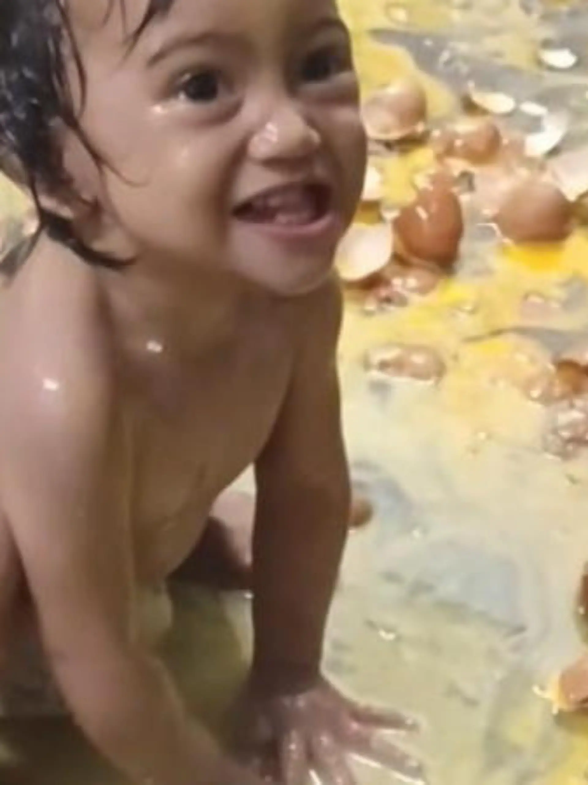 In Malaysia hat dieser kleine Junge eine Riesen-Sauerei angestellt! Seine Mutter hat nur zehn Minuten nicht aufgepasst - da saß der Kleine schon im zerstörten Eier-Berg. Das sehen Sie im Video.
