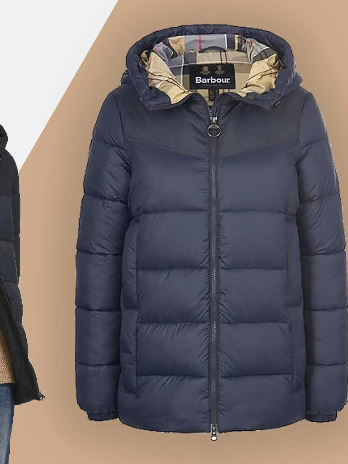 Eine brünette Frau mit der dunkelblauen Barbour-Steppjacke auf der linken Seite. In der Ecke oben links das Logo von Barbour. Die Barbour-Steppjacke auf weiß-beigen Hintergrund und in der Ecke unten links ein pinker Kreis mit weißen Prozentzeichen.