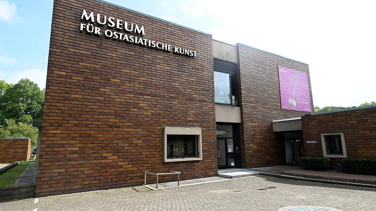 13.09.2023, Nordrhein-Westfalen, Köln: Das Museum für Ostasiatische Kunst. Aus dem Museum haben Einbrecher wertvolles Porzellan aus Vitrinen gestohlen. Nach ersten Erkenntnissen sind bei dem Einbruch in der Nacht zum Mittwoch neun Teile künstlerischen Porzellans entwendet worden. Foto: Roberto Pfeil/dpa +++ dpa-Bildfunk +++