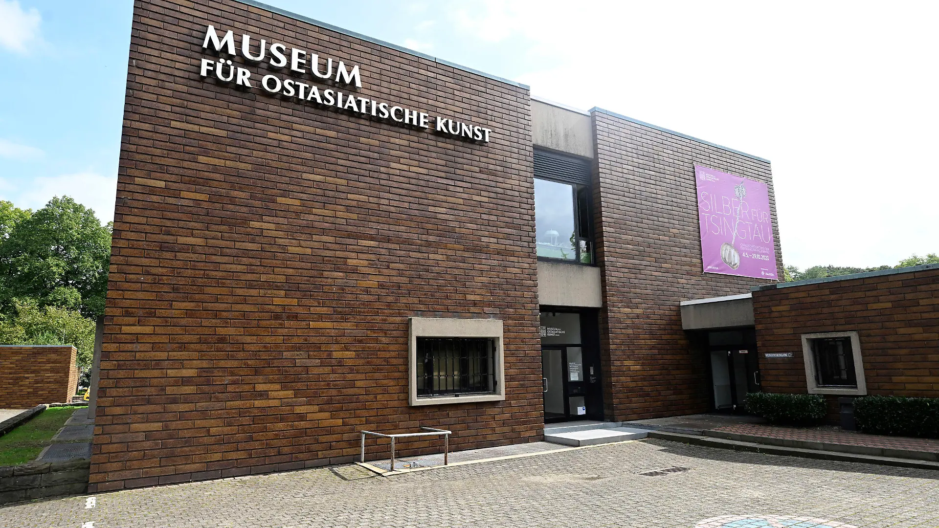 13.09.2023, Nordrhein-Westfalen, Köln: Das Museum für Ostasiatische Kunst. Aus dem Museum haben Einbrecher wertvolles Porzellan aus Vitrinen gestohlen. Nach ersten Erkenntnissen sind bei dem Einbruch in der Nacht zum Mittwoch neun Teile künstlerischen Porzellans entwendet worden. Foto: Roberto Pfeil/dpa +++ dpa-Bildfunk +++
