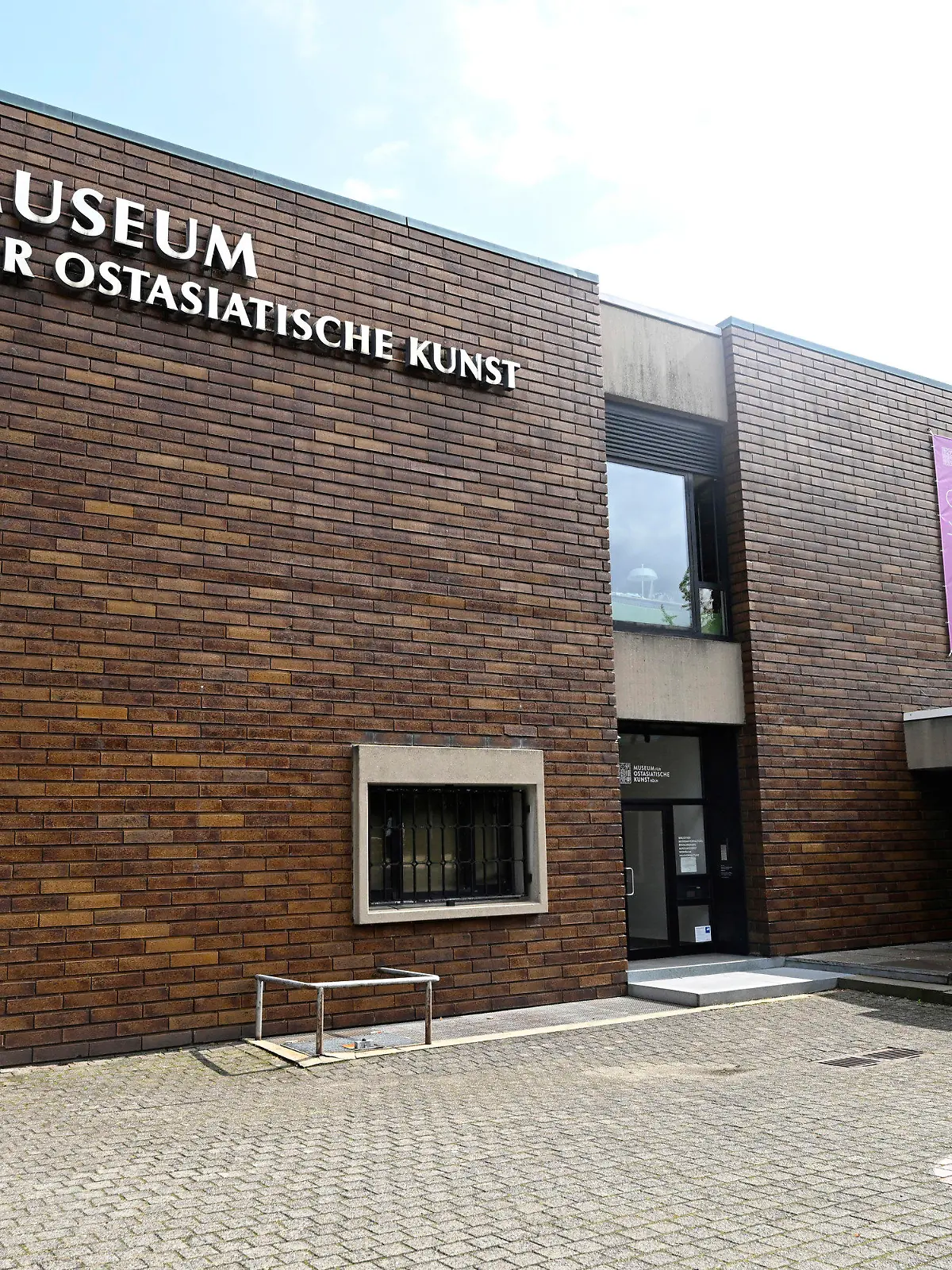 13.09.2023, Nordrhein-Westfalen, Köln: Das Museum für Ostasiatische Kunst. Aus dem Museum haben Einbrecher wertvolles Porzellan aus Vitrinen gestohlen. Nach ersten Erkenntnissen sind bei dem Einbruch in der Nacht zum Mittwoch neun Teile künstlerischen Porzellans entwendet worden. Foto: Roberto Pfeil/dpa +++ dpa-Bildfunk +++