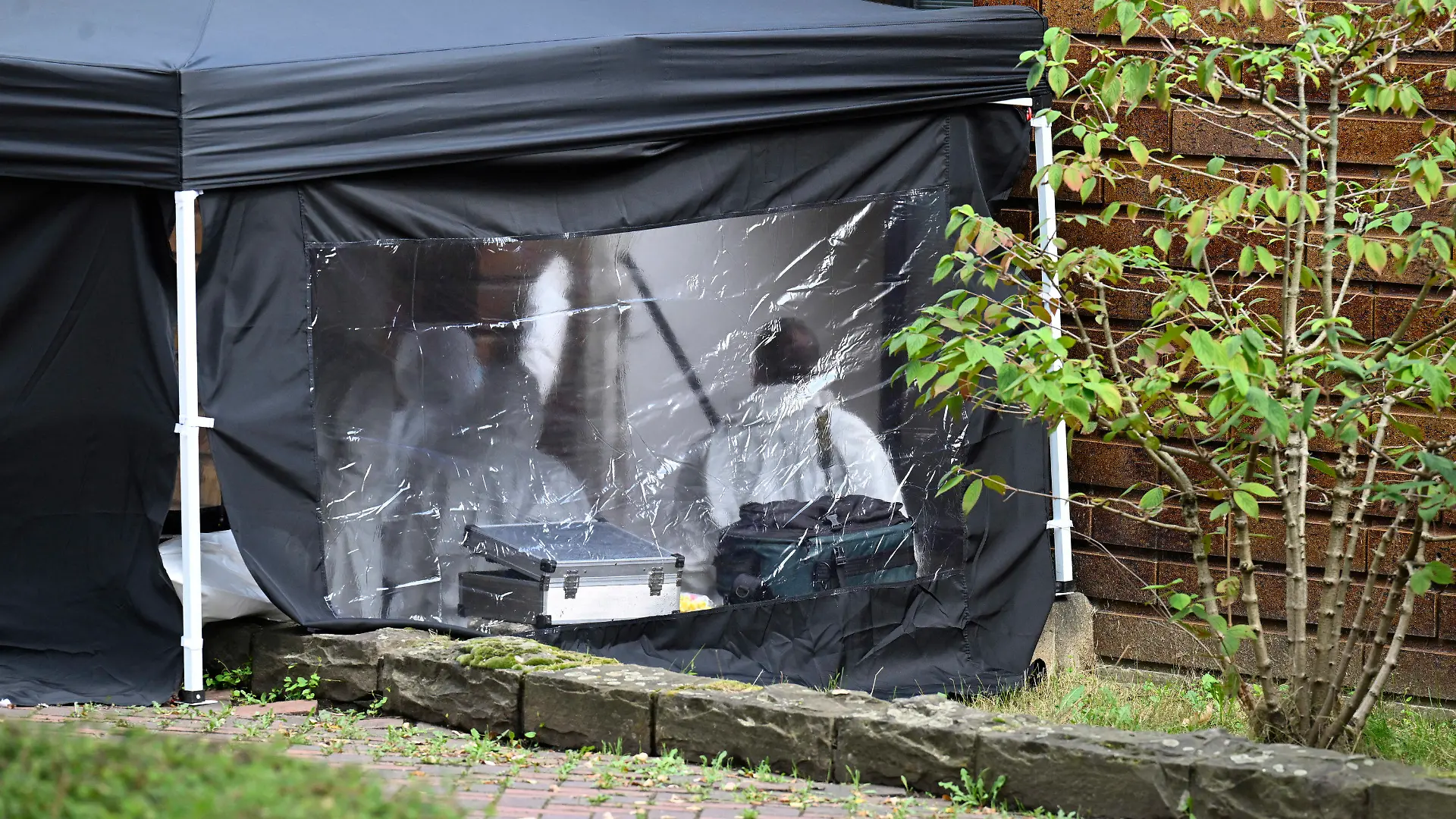 13.09.2023, Nordrhein-Westfalen, Köln: Die Spurensicherung der Polizei untersucht Einbruchsspuren im Museum für Ostasiatische Kunst. Aus dem Museum haben Einbrecher wertvolles Porzellan aus Vitrinen gestohlen. Nach ersten Erkenntnissen sind bei dem Einbruch in der Nacht zum Mittwoch neun Teile künstlerischen Porzellans entwendet worden. Foto: Roberto Pfeil/dpa +++ dpa-Bildfunk +++