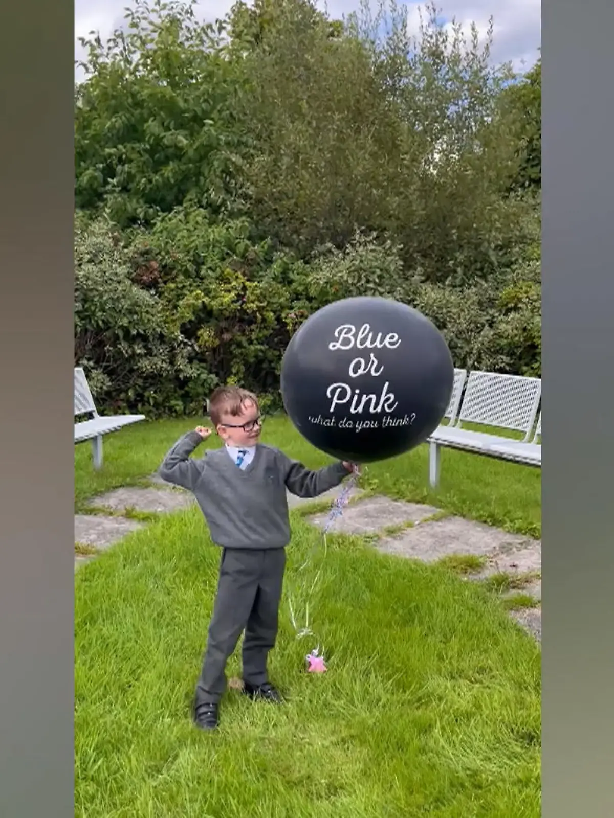 Ein Junge aus Glasgow in Schottland darf bei der Gender-Reveal-Party den Ballon zum Platzen bringen. Was wird es wohl sein? Junge? Mädchen? Er hat eine genaue Vorstellung davon. Eine kleine Schwester wünscht er sich. Als das Konfetti allerdings blau ist, kann er seine Enttäuschung nicht zurückhalten und bricht in Tränen aus.