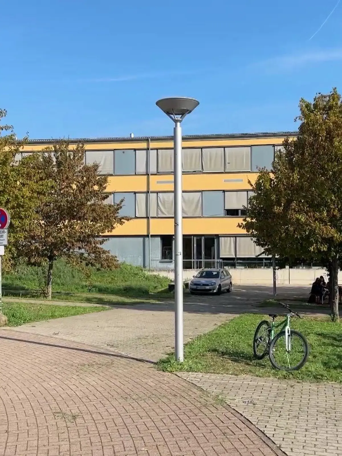 Auf dem Schulweg soll der 16-Jährige das Mädchen abgefangen und vergewaltigt haben.