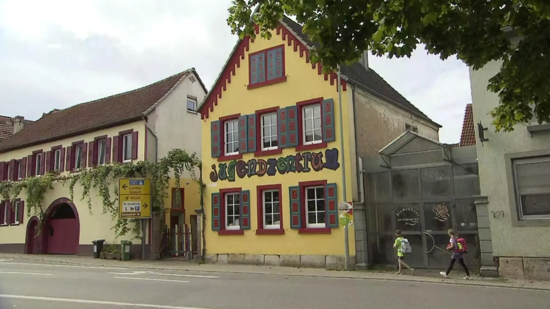 Eine gelbes Haus von außen aufgenommen. Darauf die Aufschrift Jugendzentrum.