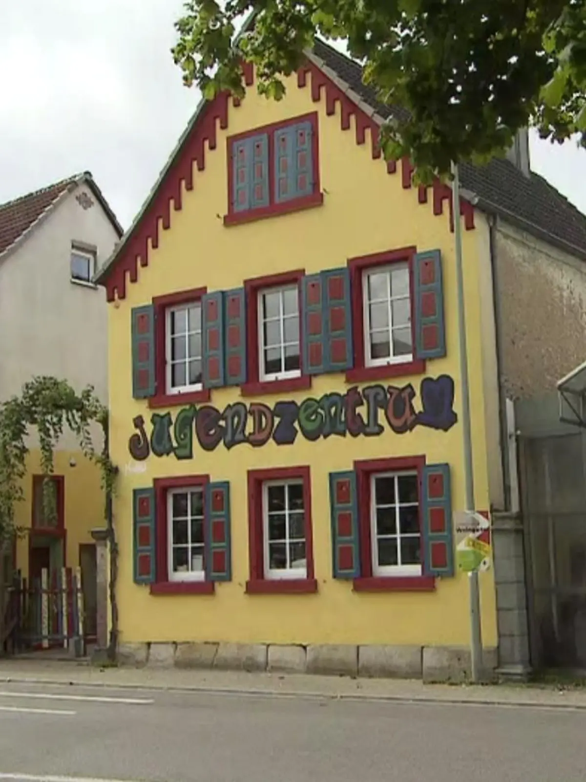 Eine gelbes Haus von außen aufgenommen. Darauf die Aufschrift Jugendzentrum.