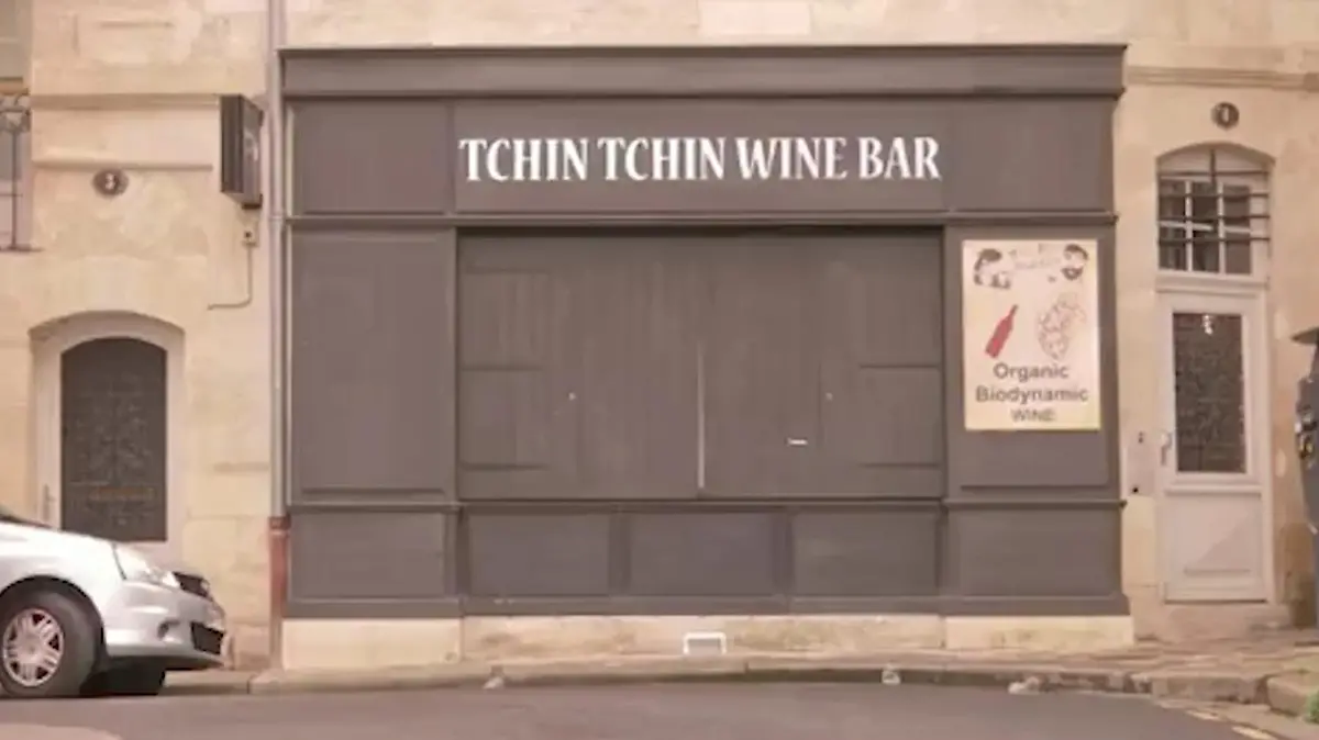 Eine Bar von außen.