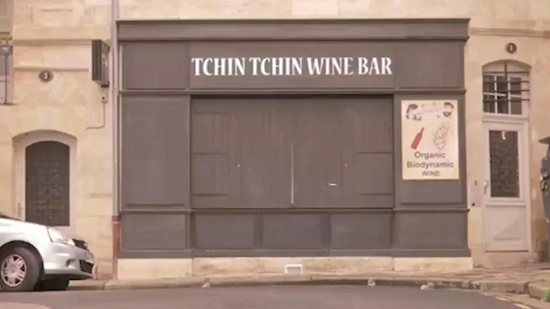 Eine Bar von außen.