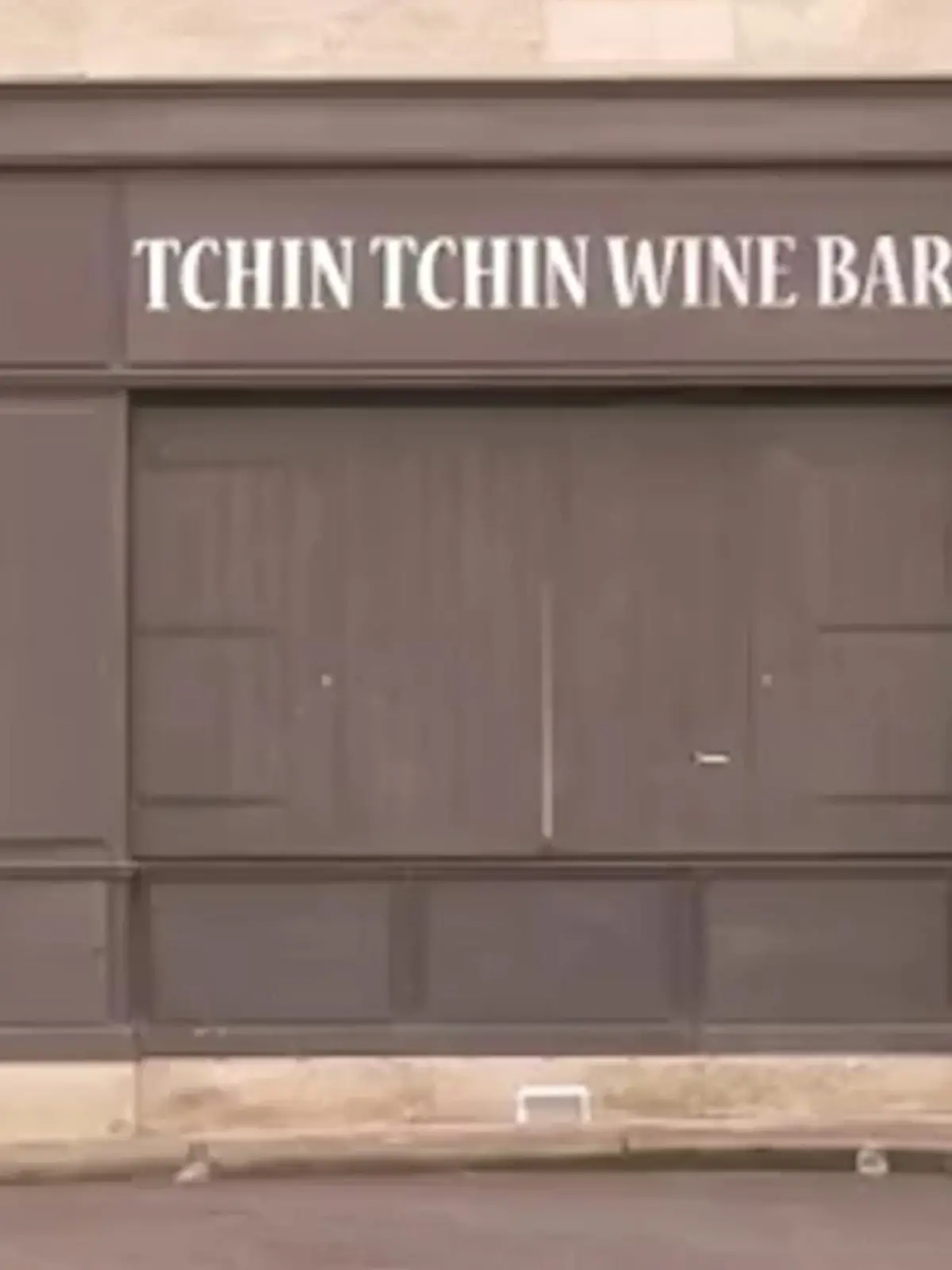 Eine Bar von außen.