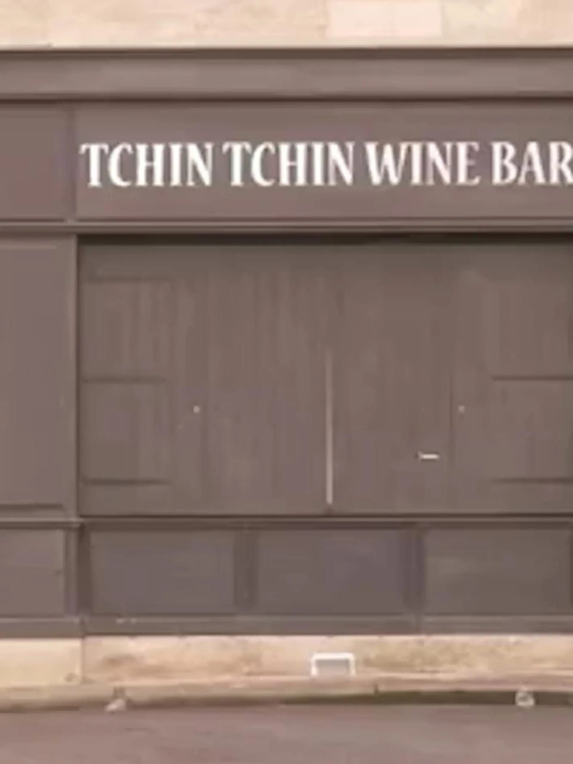 Eine Bar von außen.