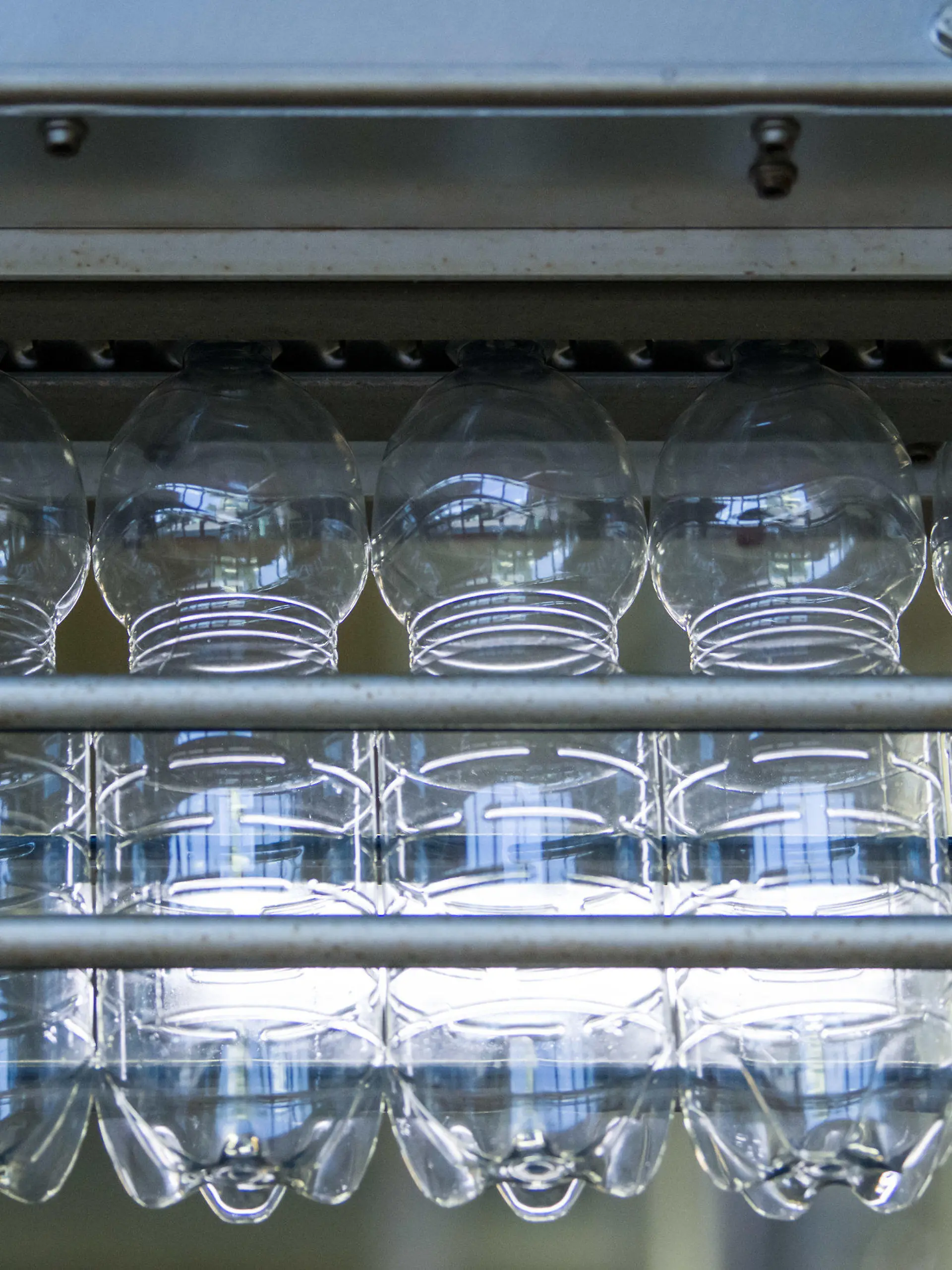 ARCHIV - 31.07.2018, Baden-Württemberg, -: Unbefüllte Plastikflaschen befinden sich in der Produktion eines Getränkeherstellers. Die Europäer sind neuen Forschungsdaten zufolge zu großen Mengen der gesundheitsschädlichen Chemikalie Bisphenol A (BPA) ausgesetzt. BPA ist eine synthetische Chemikalie, die in unzähligen Lebensmittelverpackungen verwendet wird, beispielsweise in Plastikflaschen und Konservendosen, aber auch in Trinkwasserleitungen. (zu dpa: «Studie: Europäer sind zu großen Mengen der Chemikalie BPA ausgesetzt») Foto: Sebastian Gollnow/dpa +++ dpa-Bildfunk +++