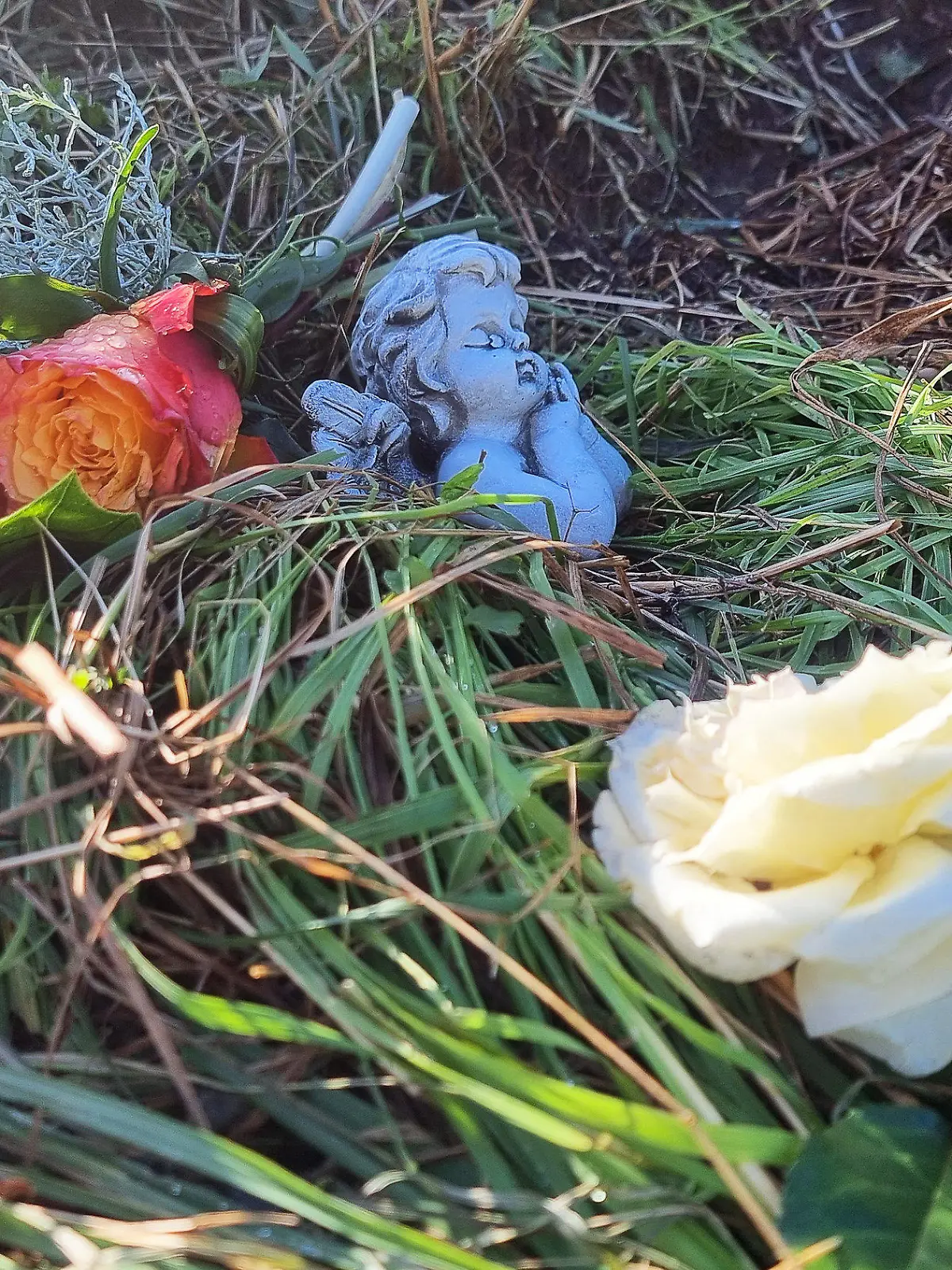 13.09.2023, Niedersachsen, Barenburg: Blumen und eine Engelsfigur liegen am Tatort im niedersächsischen Landkreis Diepholz. Nach dem gewaltsamen Tod einer 17-Jährigen laufen die Ermittlungen auf Hochtouren. Die Polizei prüft nach einem versuchten Tötungsdelikt in Sulingen einen Zusammenhang mit dem gewaltsamen Tod einer 17-Jährigen im Nachbarort Barenburg. In beiden Fällen sei die Vorgehensweise ähnlich gewesen. Foto: -/TNN/dpa +++ dpa-Bildfunk +++