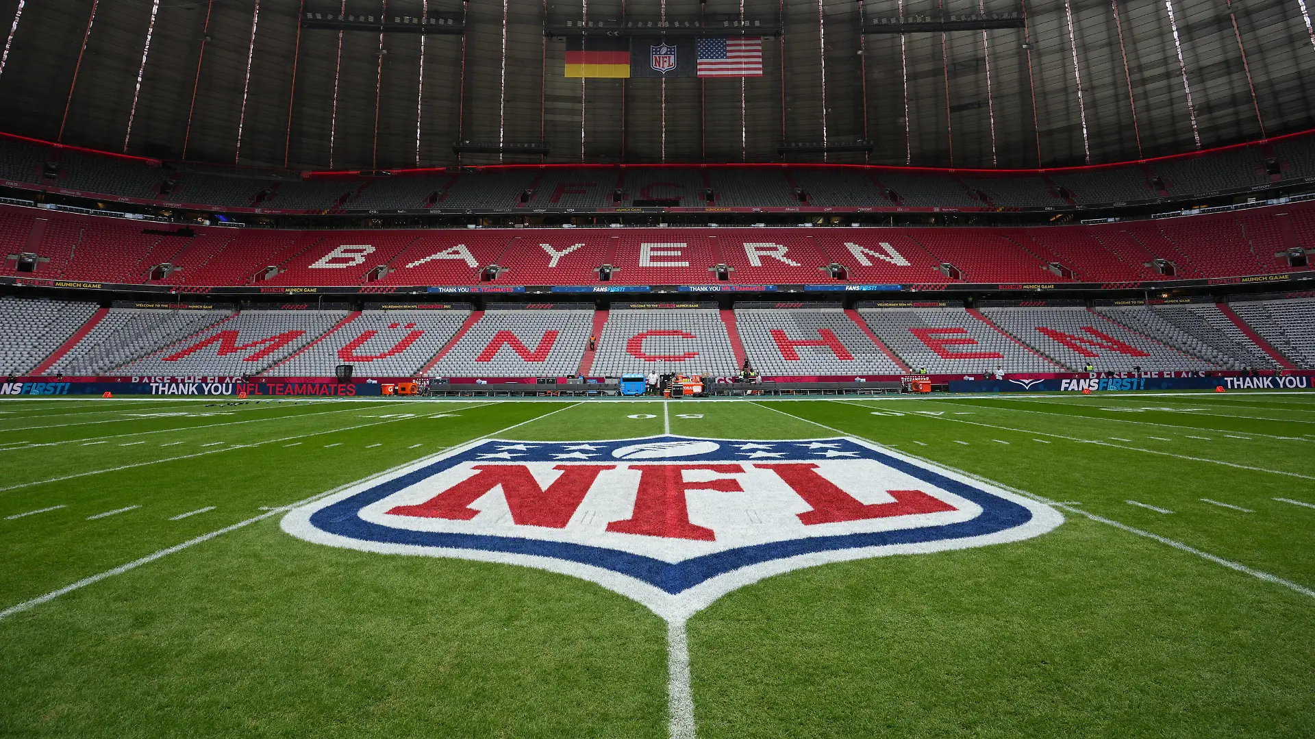Bilder des Jahres, Sport 11 November Sport Themen der Woche KW45 NFL, American Football Herren, USA International Series-Seattle Seahawks at Tampa Bay Buccaneers Nov 13, 2022 Munich, Germany A general overall view of the NFL Shield logo at midfield before an NFL International Series game at Allianz Arena. Munich Allianz Arena Germany, EDITORIAL USE ONLY PUBLICATIONxINxGERxSUIxAUTxONLY Copyright: xKirbyxLeex 20221113_jla_al2_030