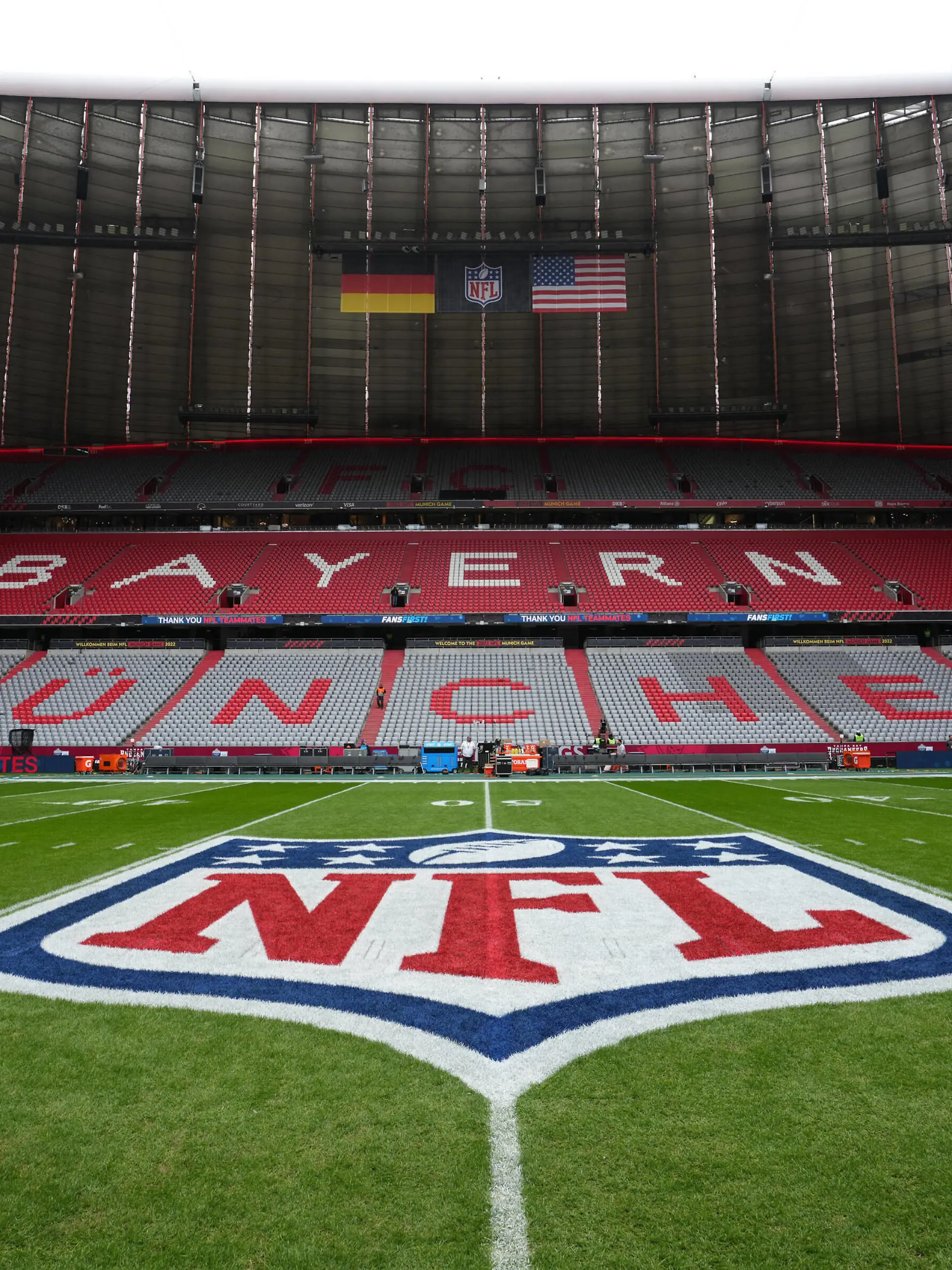 Bilder des Jahres, Sport 11 November Sport Themen der Woche KW45 NFL, American Football Herren, USA International Series-Seattle Seahawks at Tampa Bay Buccaneers Nov 13, 2022 Munich, Germany A general overall view of the NFL Shield logo at midfield before an NFL International Series game at Allianz Arena. Munich Allianz Arena Germany, EDITORIAL USE ONLY PUBLICATIONxINxGERxSUIxAUTxONLY Copyright: xKirbyxLeex 20221113_jla_al2_030