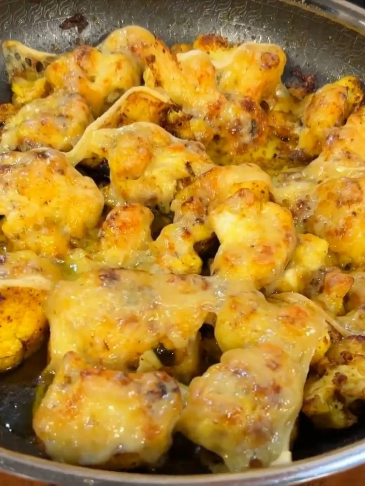 Aus einem einfachen Blumenkohl, etwas Butter, Gewürzen und natürlich Käse entsteht im Nullkommanix ein leckeres Veggie-Gericht!