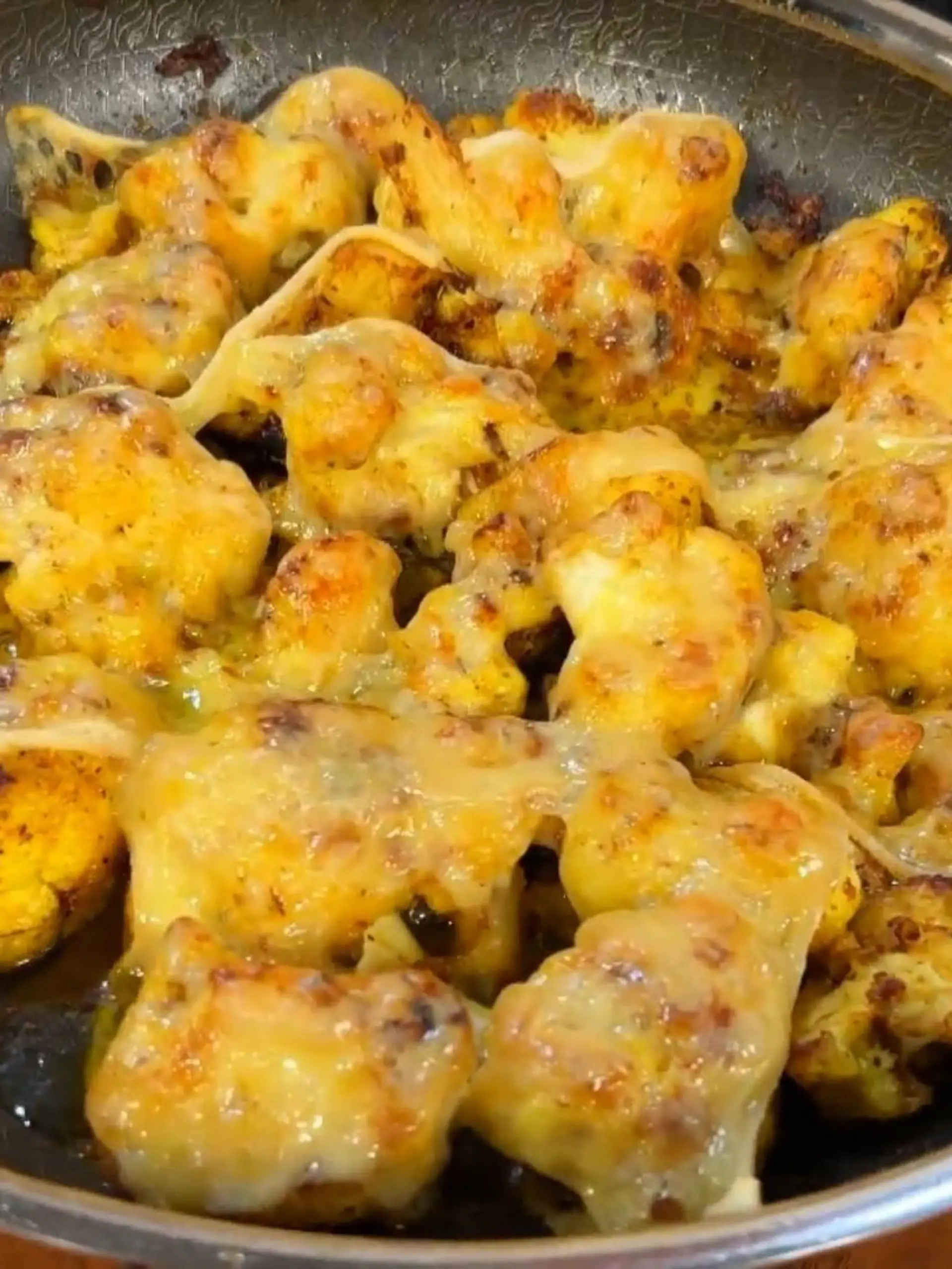 Aus einem einfachen Blumenkohl, etwas Butter, Gewürzen und natürlich Käse entsteht im Nullkommanix ein leckeres Veggie-Gericht!